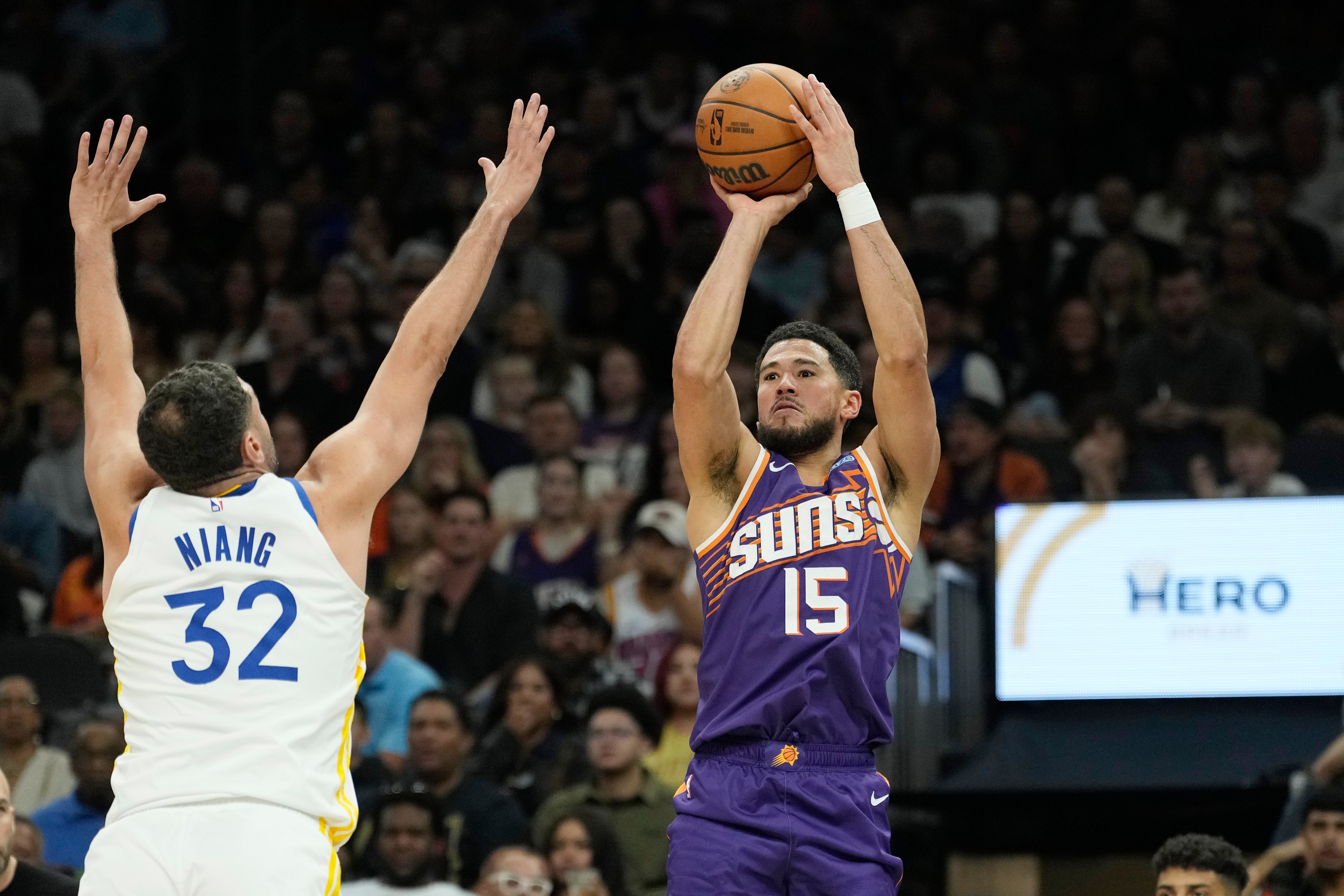 Booker anota 43 puntos en triunfo de Suns 131-122 sobre Warriors, que caen a 0-3