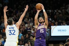 Booker anota 43 puntos en triunfo de Suns 131-122 sobre Warriors, que caen a 0-3