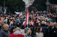 Serbia celebra elecciones parlamentarias en medio de protestas estudiantiles contra Vučić