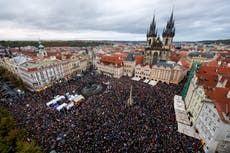 Miles protestan en Praga contra plan del gobierno sobre fondos para medios públicos