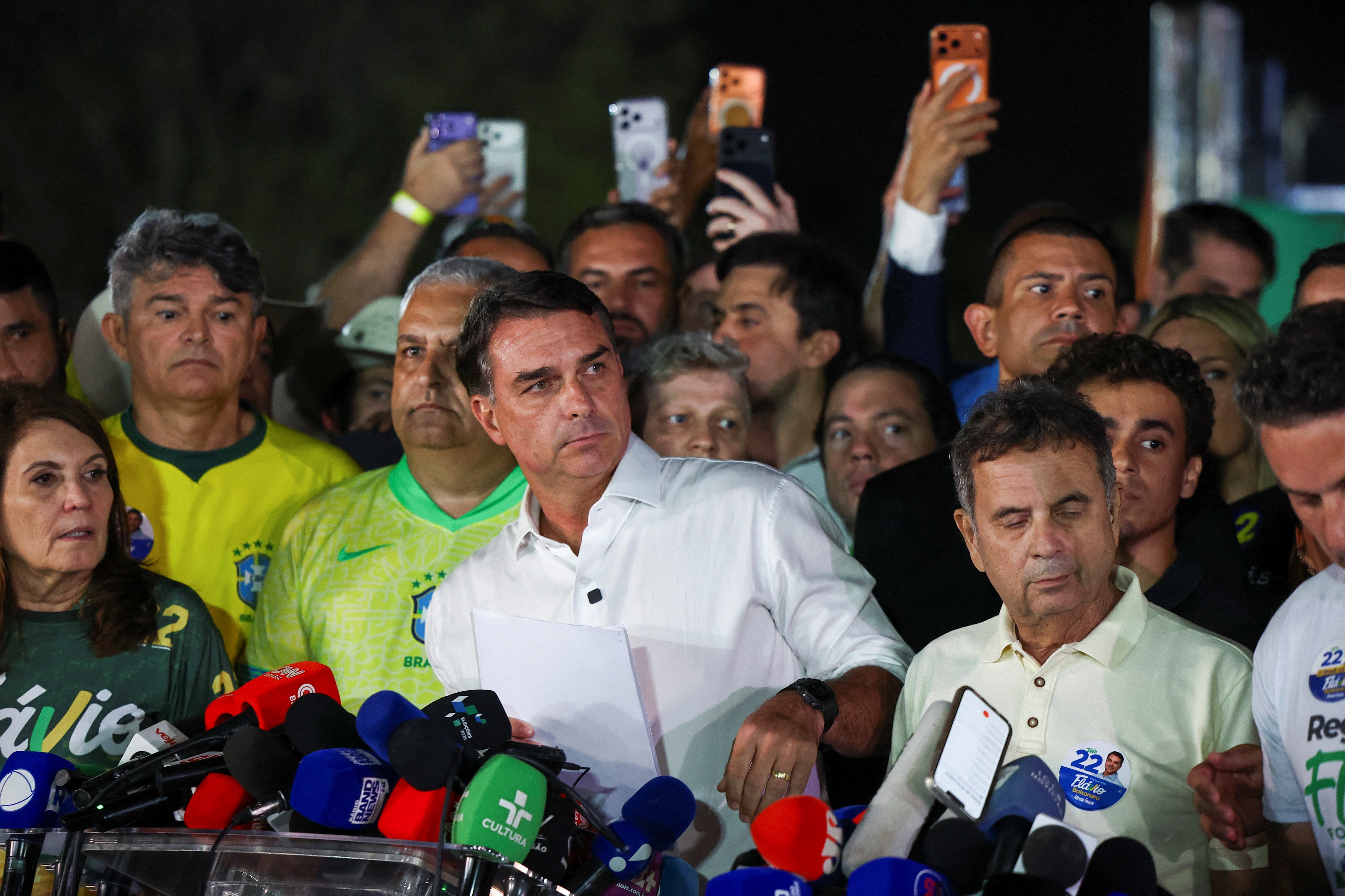Bolsonaro niega la derrota mientras Lula triunfa en las reñidas elecciones