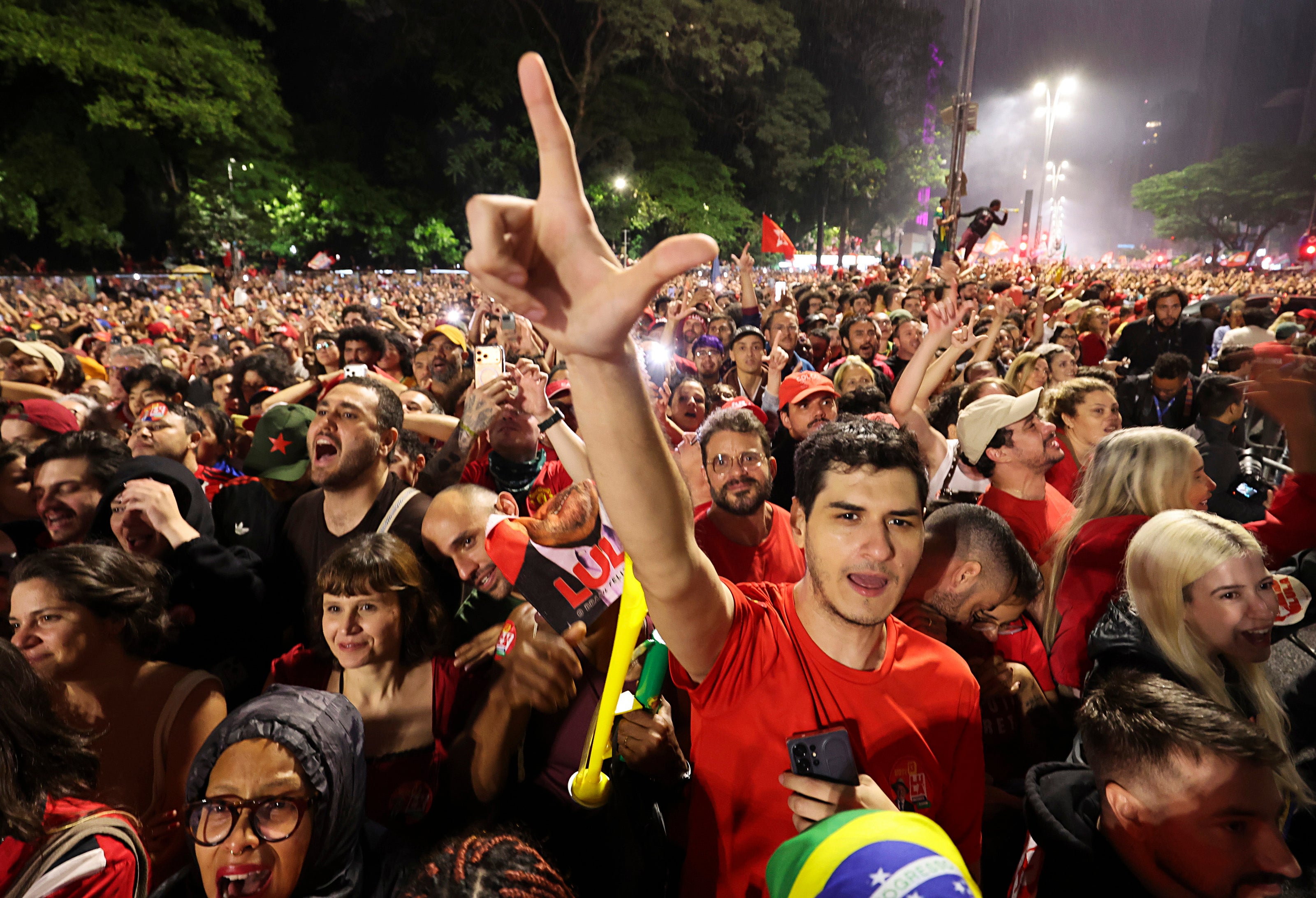 Los seguidores de Lula lo celebraron el domingo haciendo el gesto de la letra ‘L’ con las manos en su honor