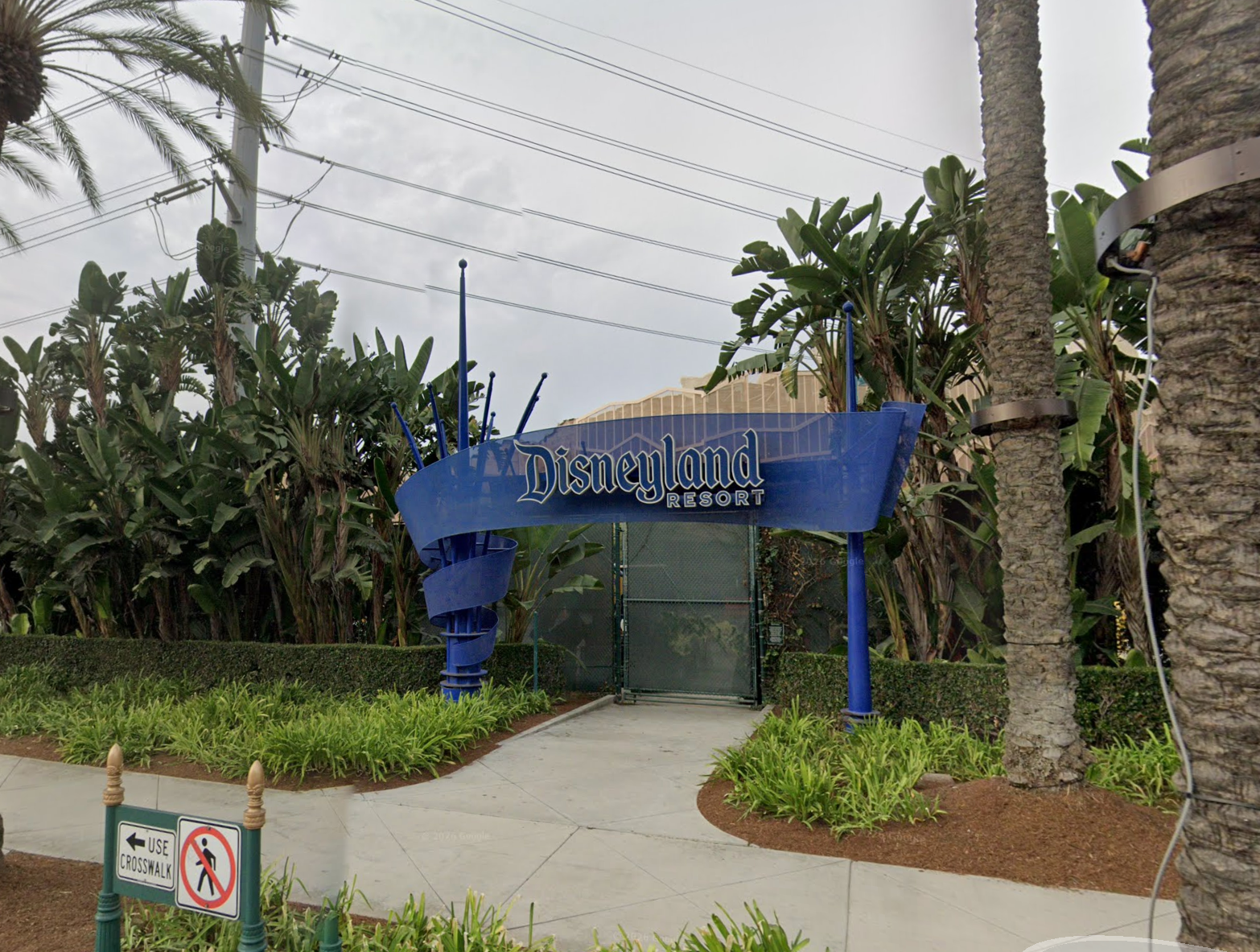 Un cuerpo fue encontrado cerca de la entrada sur de Disneyland, en California. Las autoridades colocaron una barrera para bloquear la vista junto a uno de los letreros azules en forma de arco del parque (en la imagen)