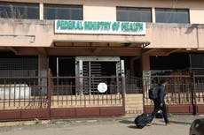 Trasladan a Suiza a mujer que recibía tratamiento por ébola en Nigeria
