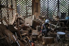 En la selva de Surinam, talladores enfrentan presiones de la minería y la tala