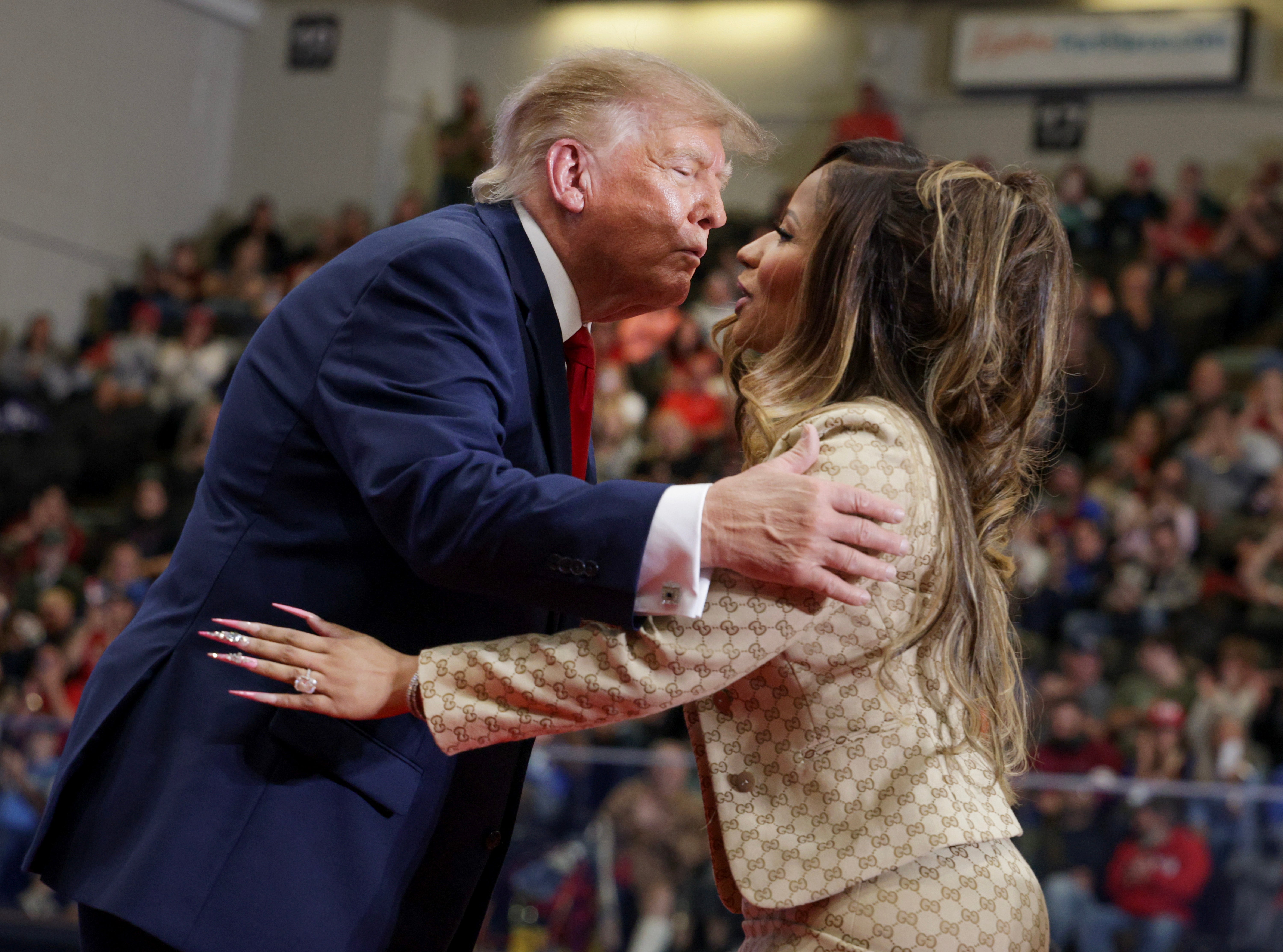 El presidente Donald Trump pasó casi dos horas de la tarde del domingo hablando del “hermoso” trasero de la rapera Nicki Minaj, de su indiferencia hacia la congresista Alexandria Ocasio-Cortez y de su interés en hacerse con Groenlandia