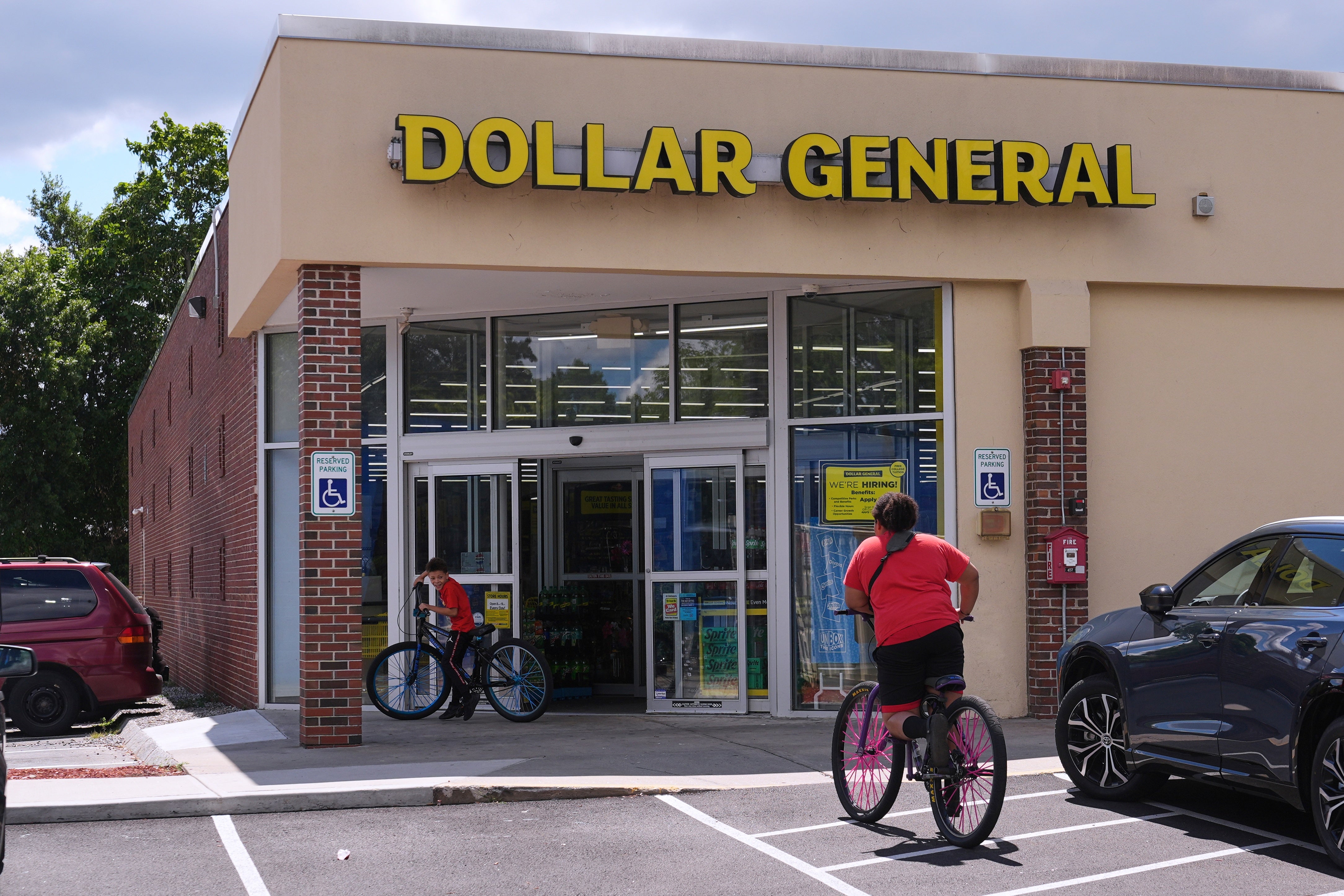 Comisión de comercio de EEUU y 20 estados demandan a Dollar General por precios engañosos