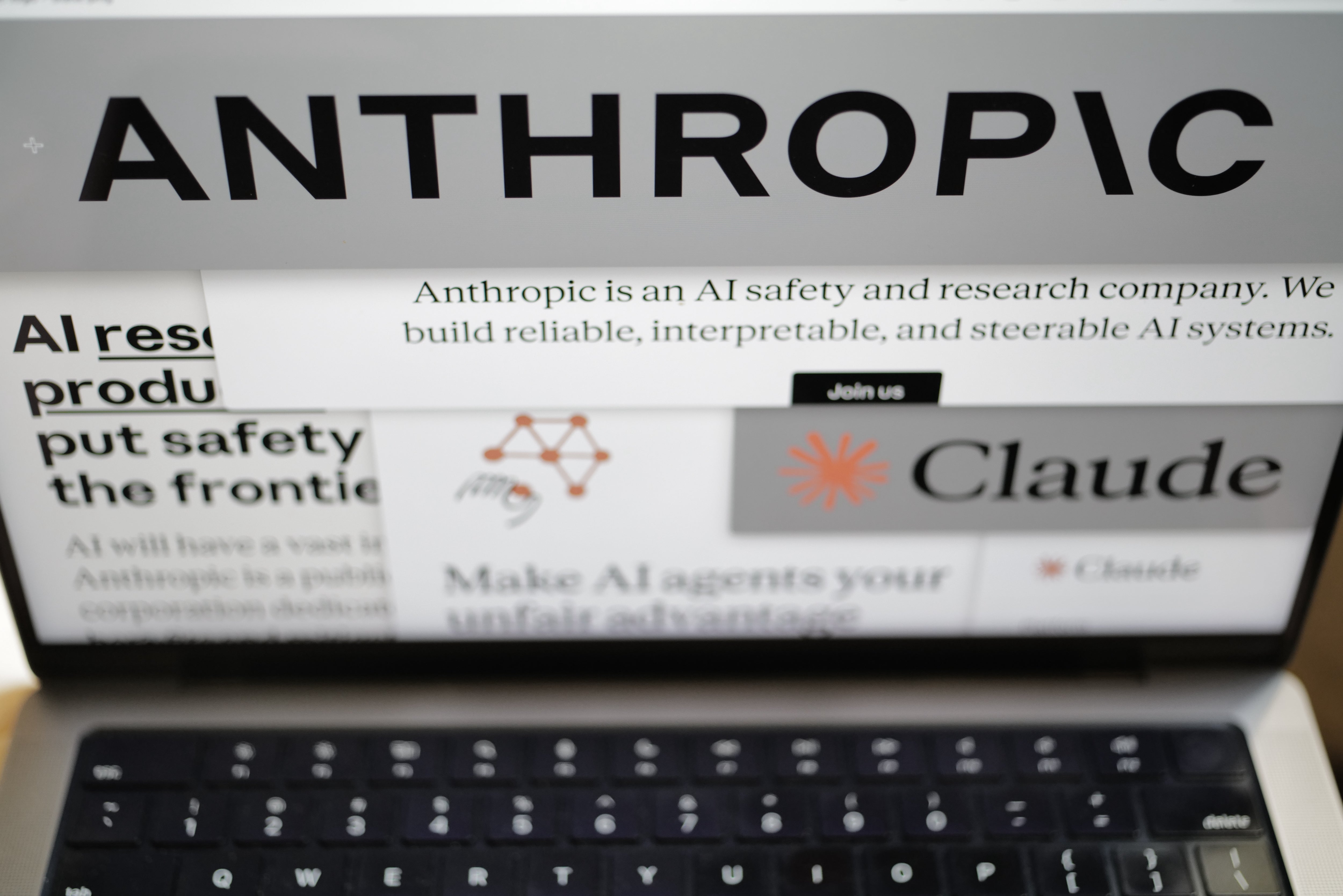 Anthropic amplía apoyo de IA a organizaciones sin fines de lucro; pide vender acciones al público