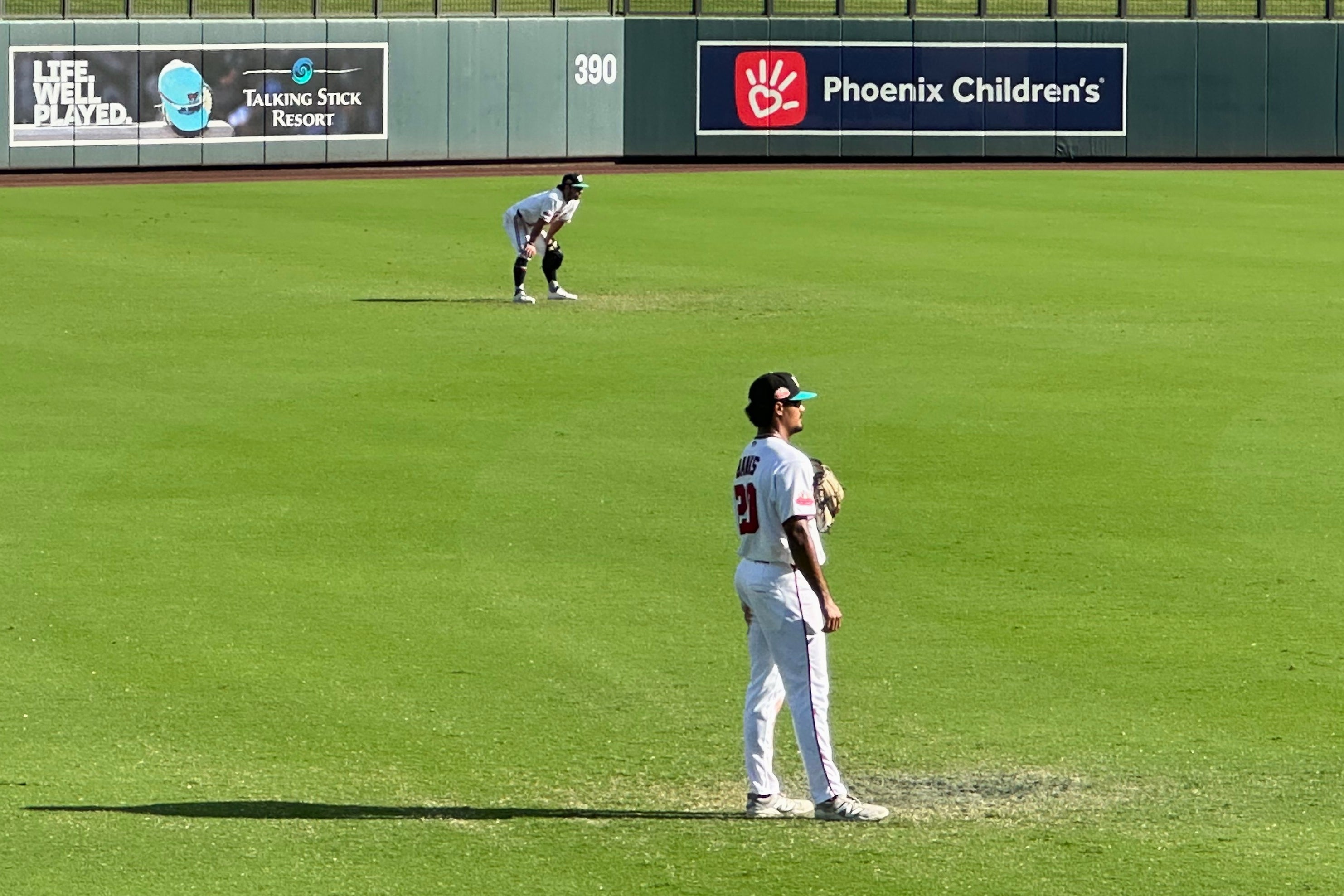 MLB prueba reglas de posicionamiento en jardines en ligas menores para más ofensiva