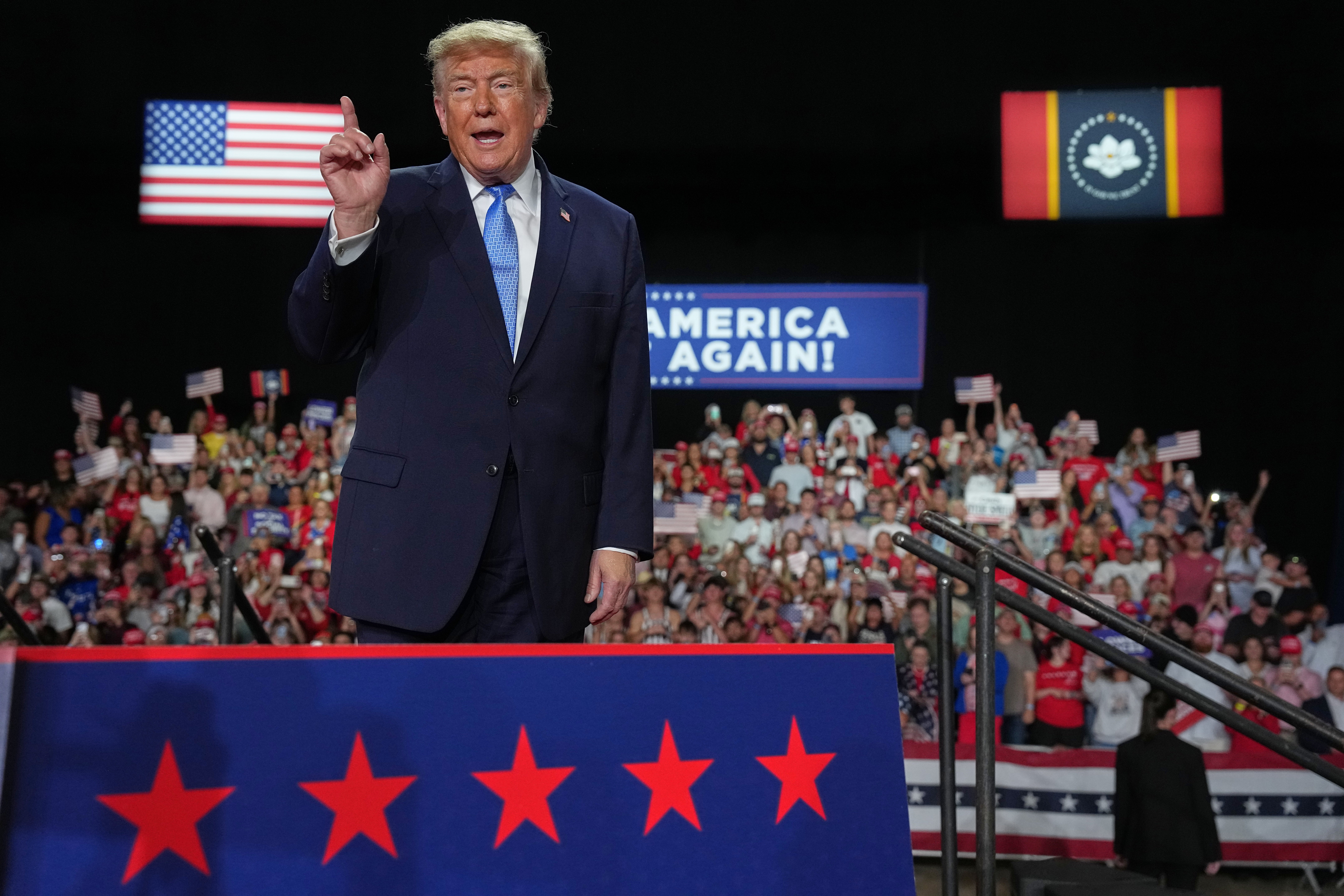 Donald Trump arremetió contra Barack Obama durante su mitin en Misisipi después de que el expresidente insultó la decoración de la Casa Blanca, comparándola con un local de Cheesecake Factory