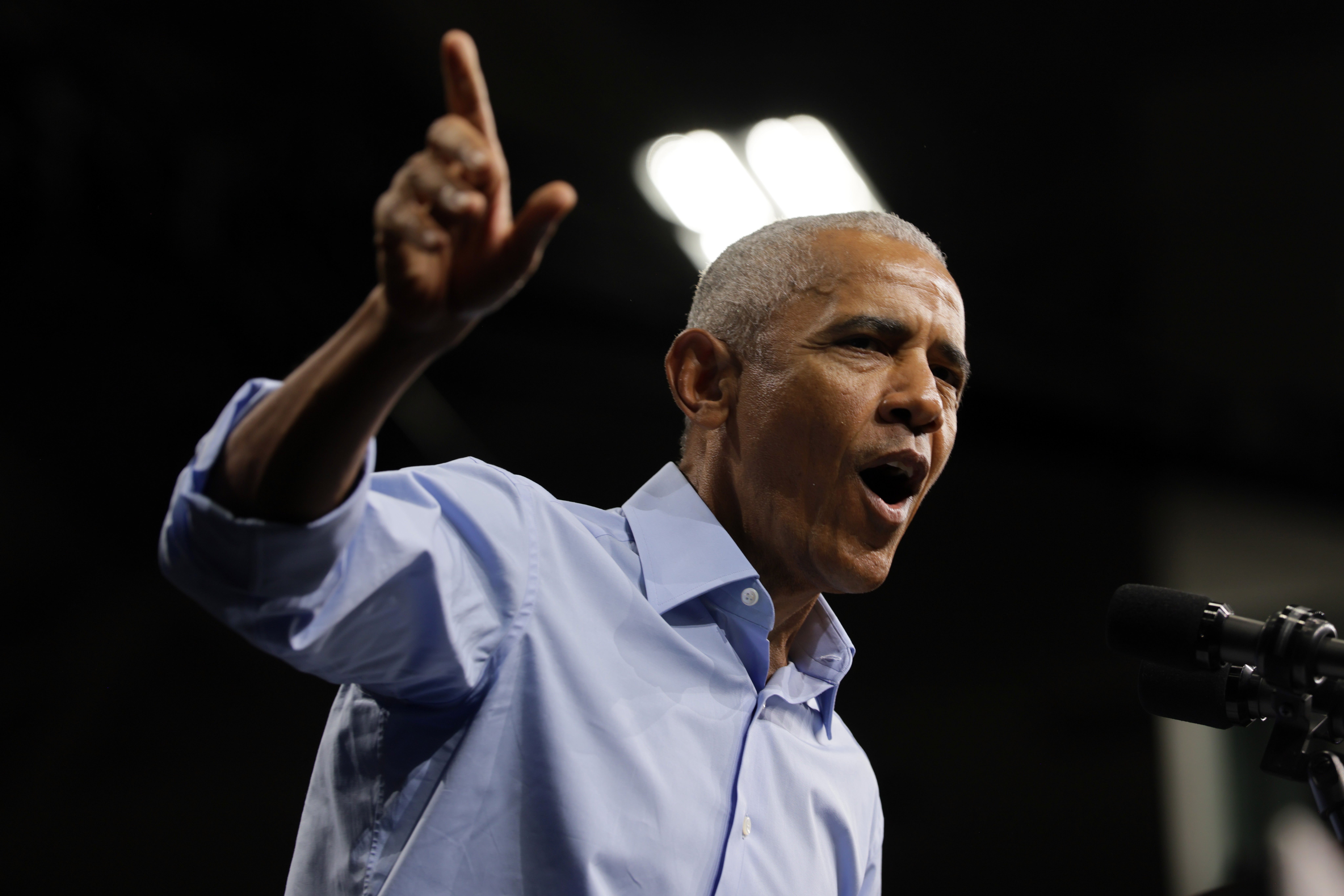 “¡Dejó la Casa Blanca como si Saddam Hussein hubiera abierto un Cheesecake Factory!”, bromeó Obama en un mitin este fin de semana, lo que provocó una respuesta a la defensiva por parte del presidente