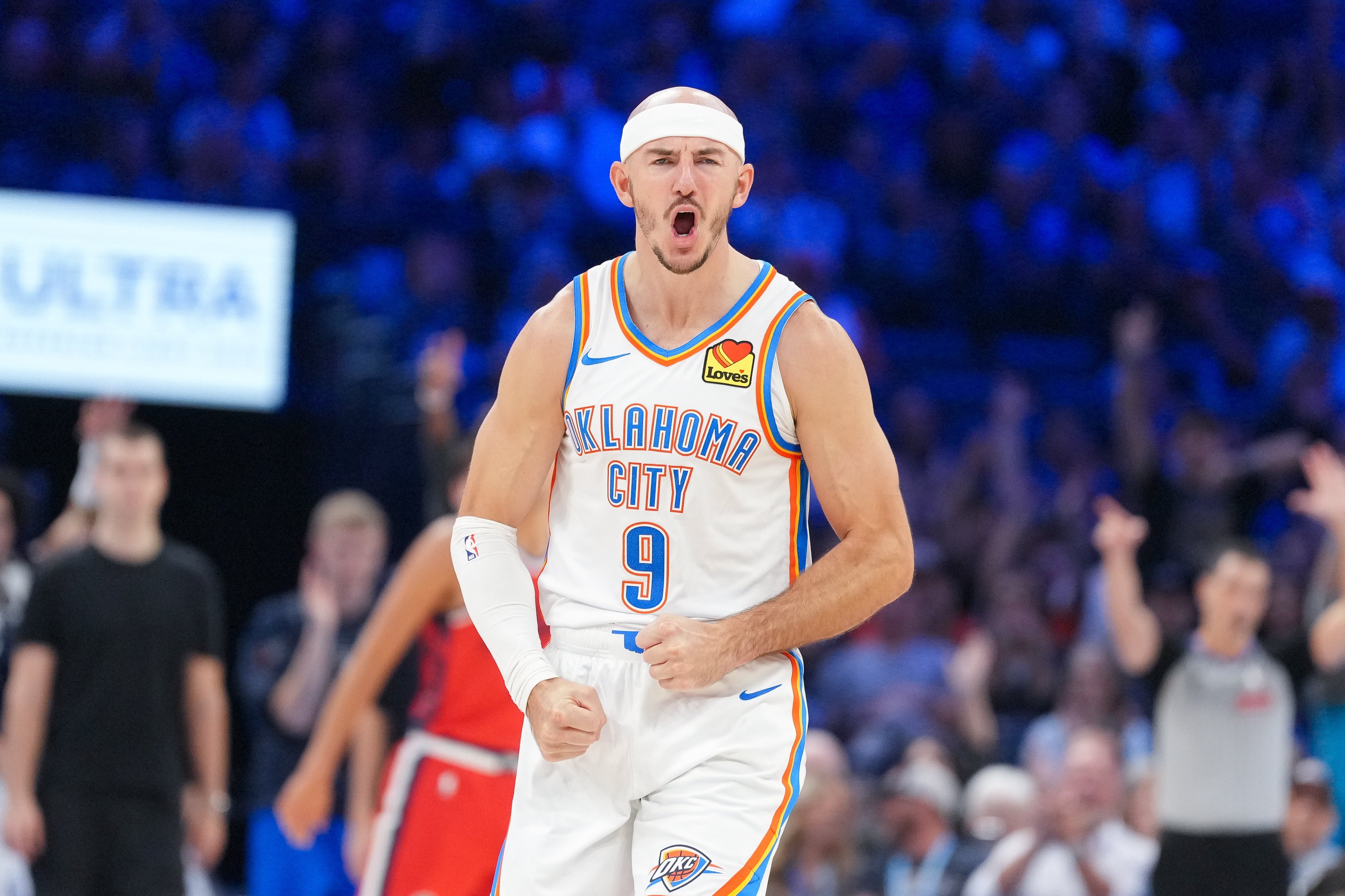 El escolta Alex Caruso es ayudado a ir al vestuario durante partido del Thunder