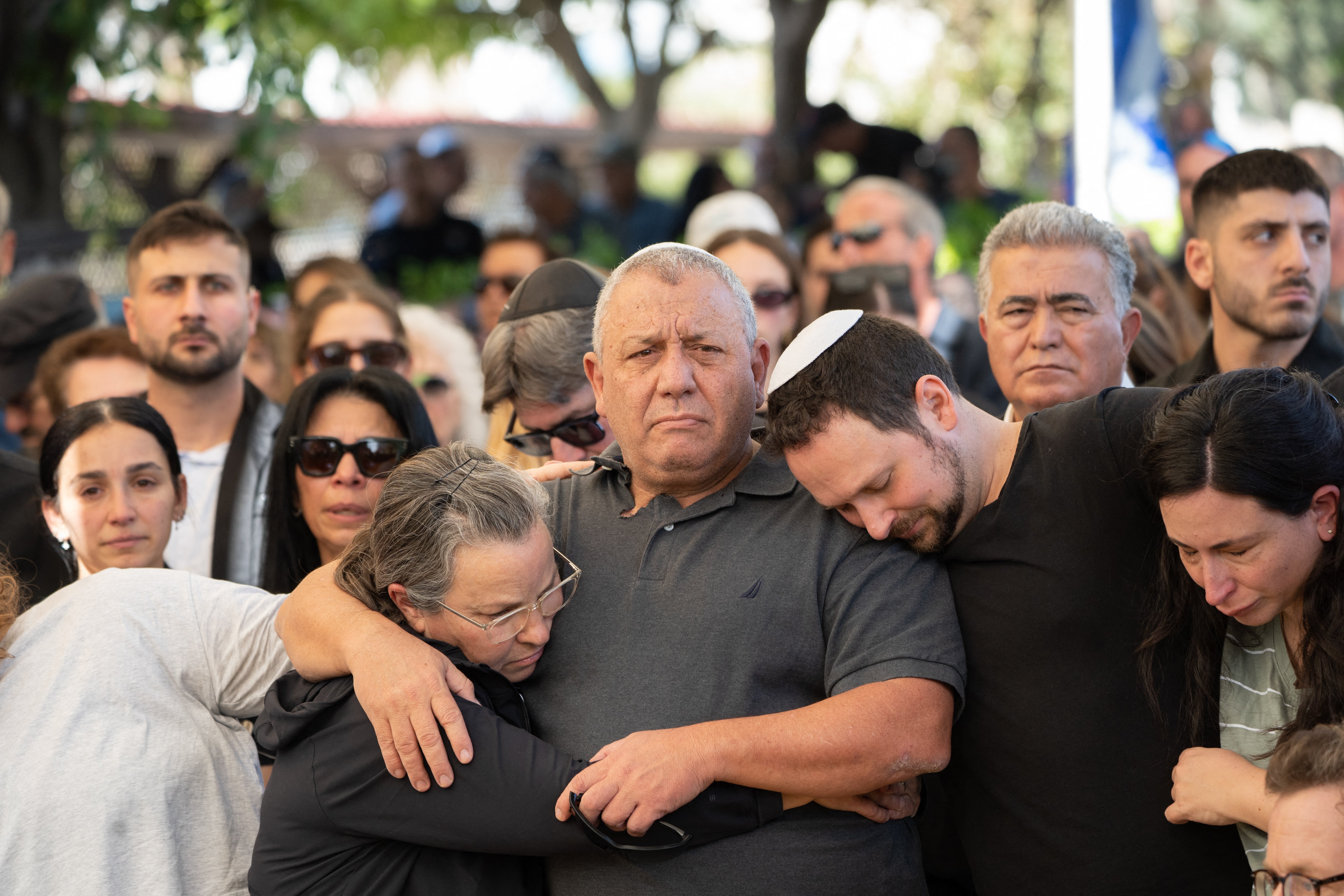 Gadi Eisenkot asiste al funeral de su hijo Gal en Herzliya, Israel
