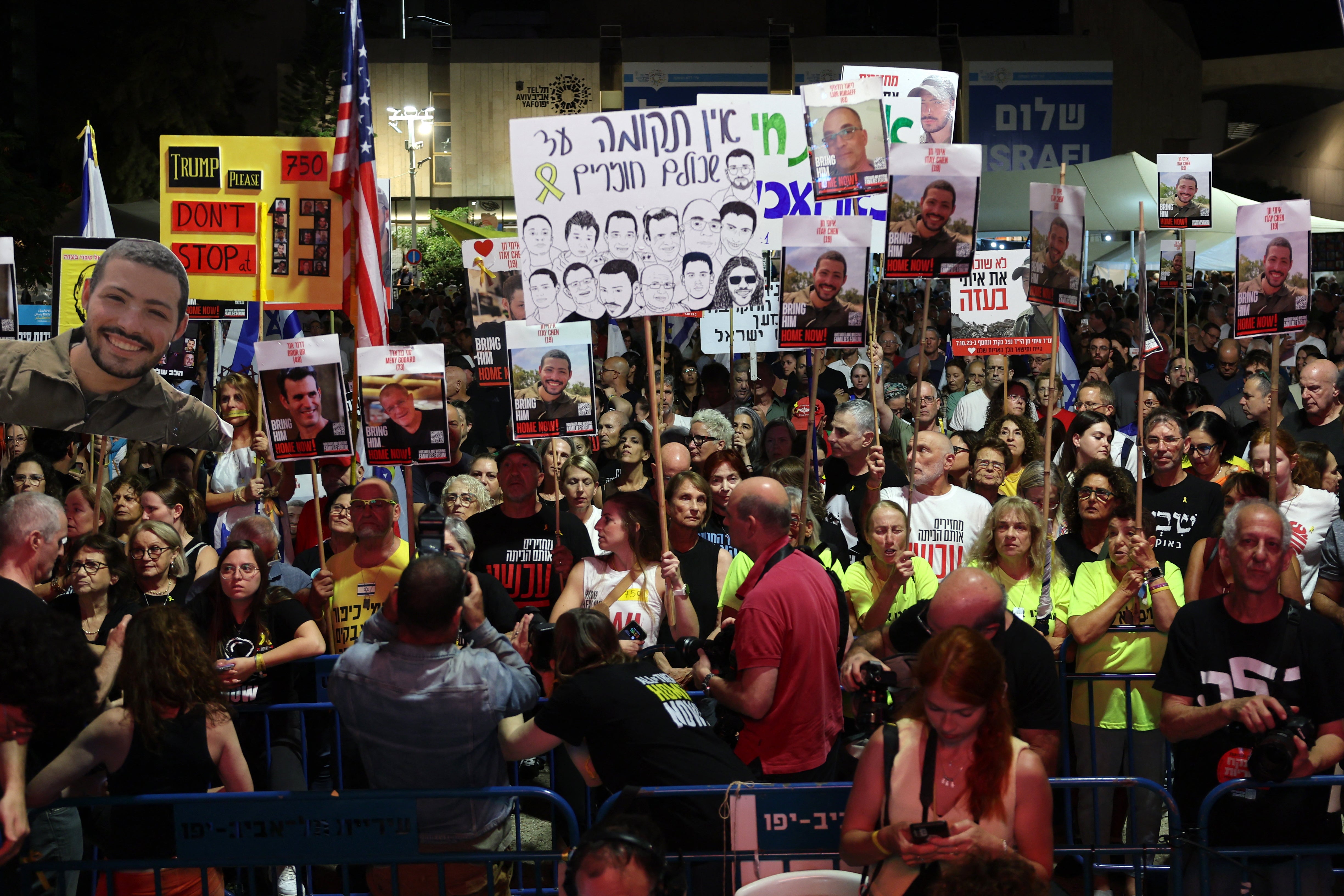 Manifestantes antigubernamentales se congregan en Tel Aviv para exigir la creación de una comisión estatal que investigue los ataques del 7 de octubre