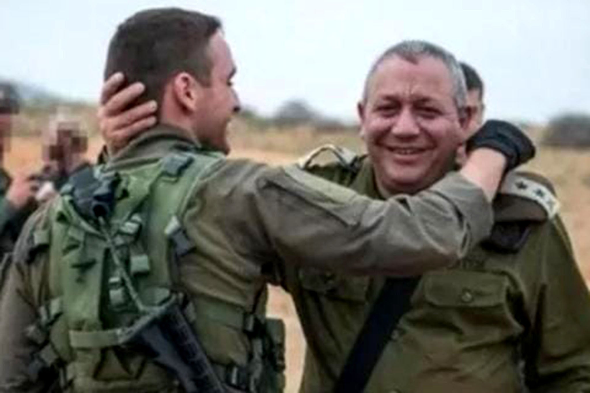 Gadi Eisenkot junto a su hijo Gal, quien murió en combate en Gaza