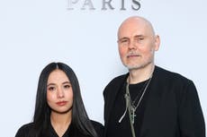 Los comentarios de Billy Corgan sobre las “mujeres heridas” revelan su misoginia