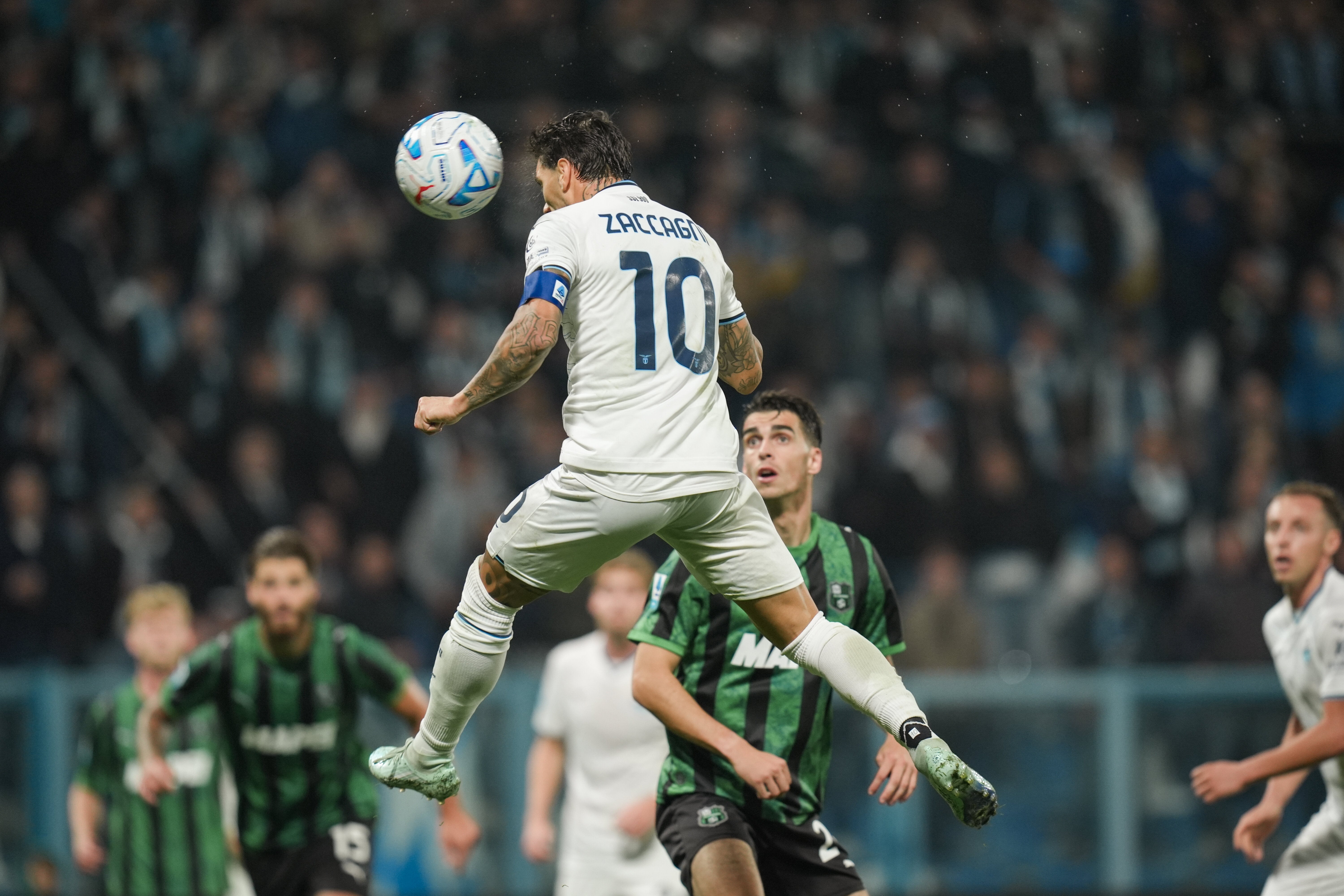 Lazio golea 6-2 a Sassuolo y sigue líder en Italia. Bochum elimina a Mainz de la Copa de Alemania