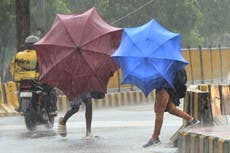 India evacúa a decenas de miles de personas mientras se acerca el ciclón Arnab