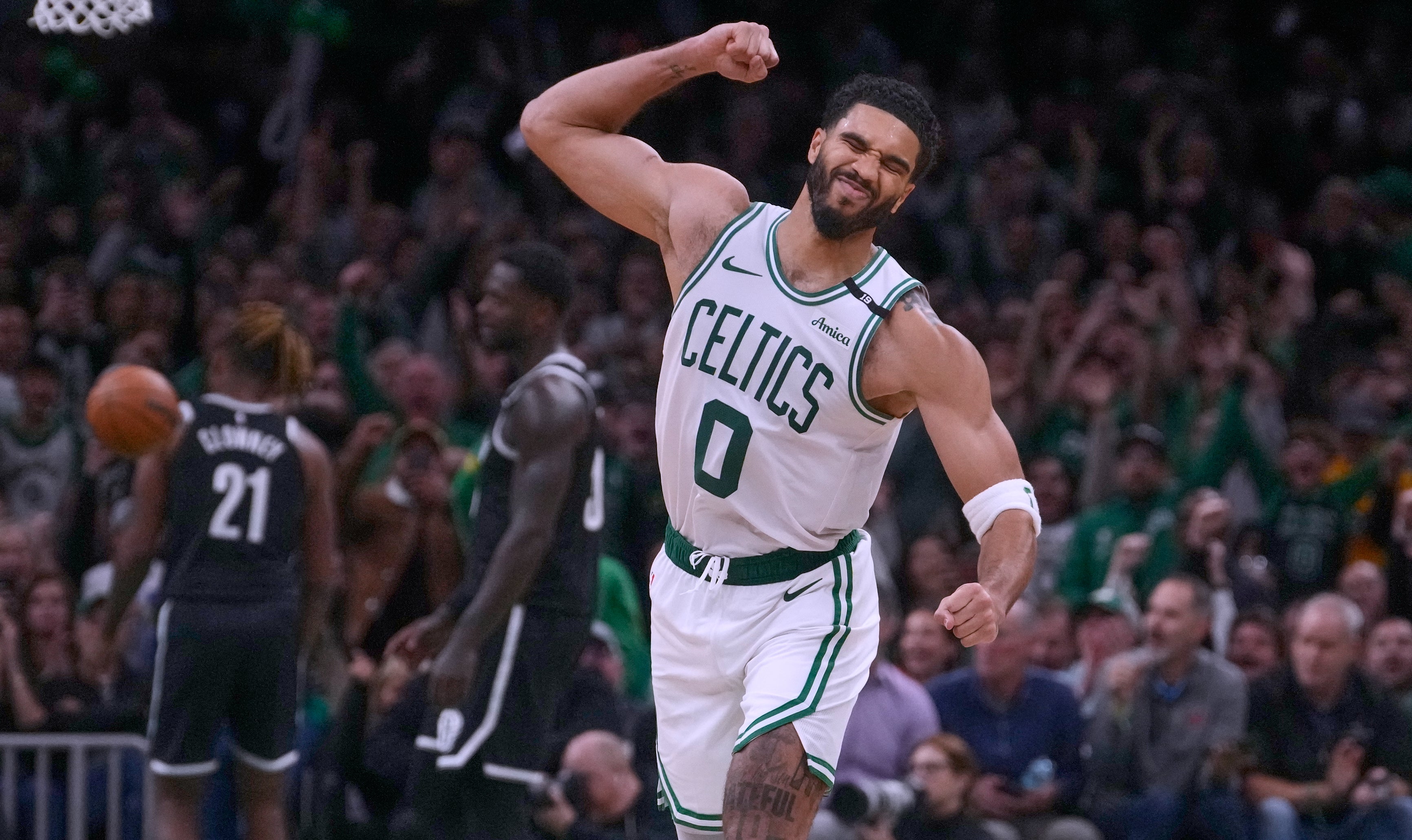 Tatum encesta justo antes del bocinazo en la prórroga y Celtics vencen 125-124 a Nets