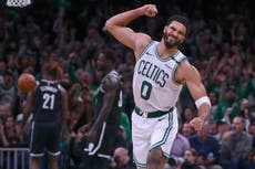 Tatum encesta justo antes del bocinazo en la prórroga y Celtics vencen 125-124 a Nets