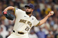 Aaron Ashby rompe récord de relevo sin carreras en playoffs con Cerveceros en extrainnings