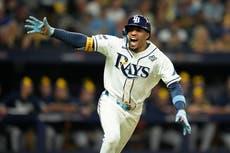 Rays remonta 4-3 a Cerveceros en entradas extras y fuerzan al quinto en la Serie Mundial