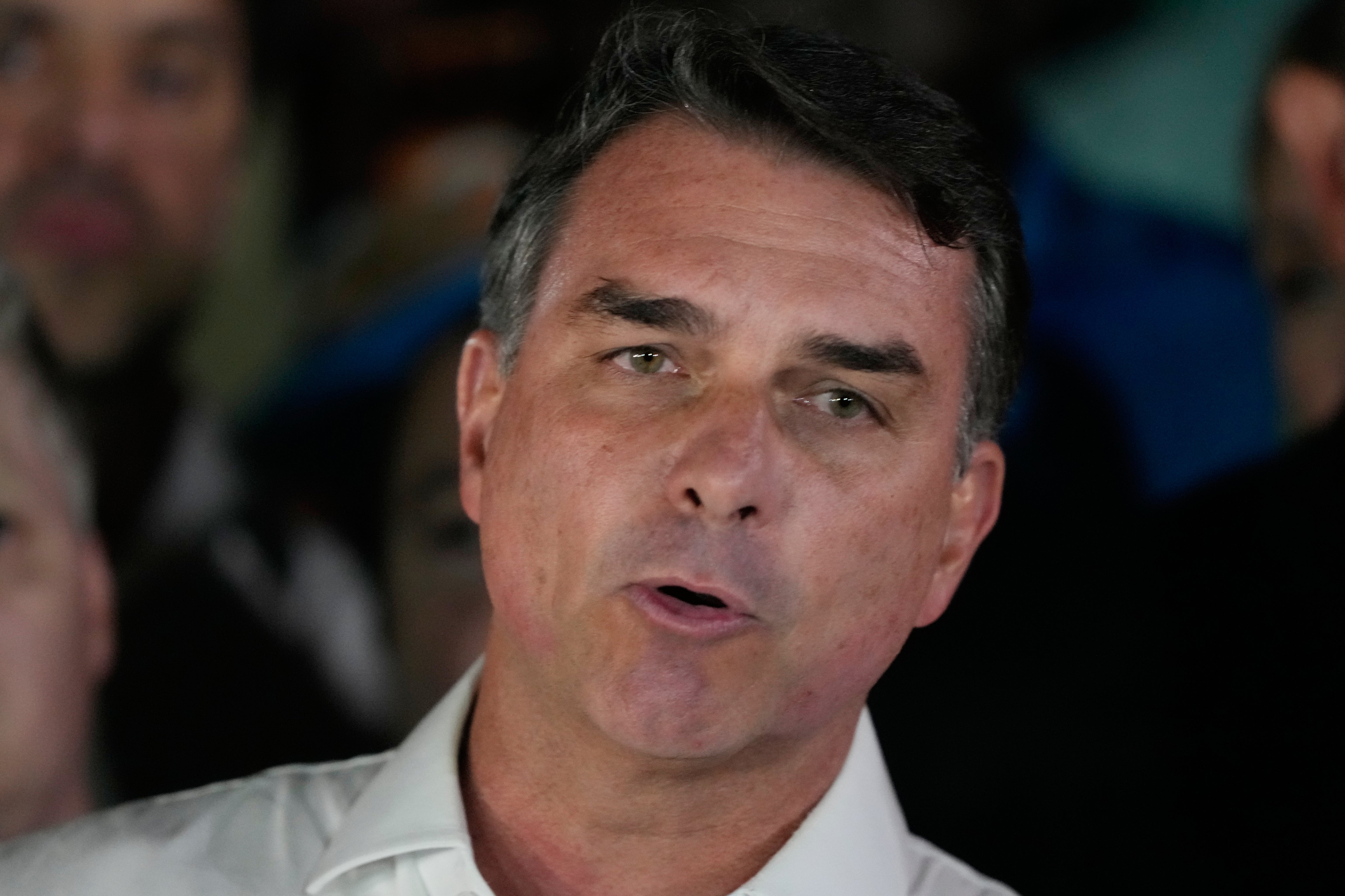 Flávio Bolsonaro huye de Brasil vía Argentina rumbo a Ecuador, según autoridades migratorias