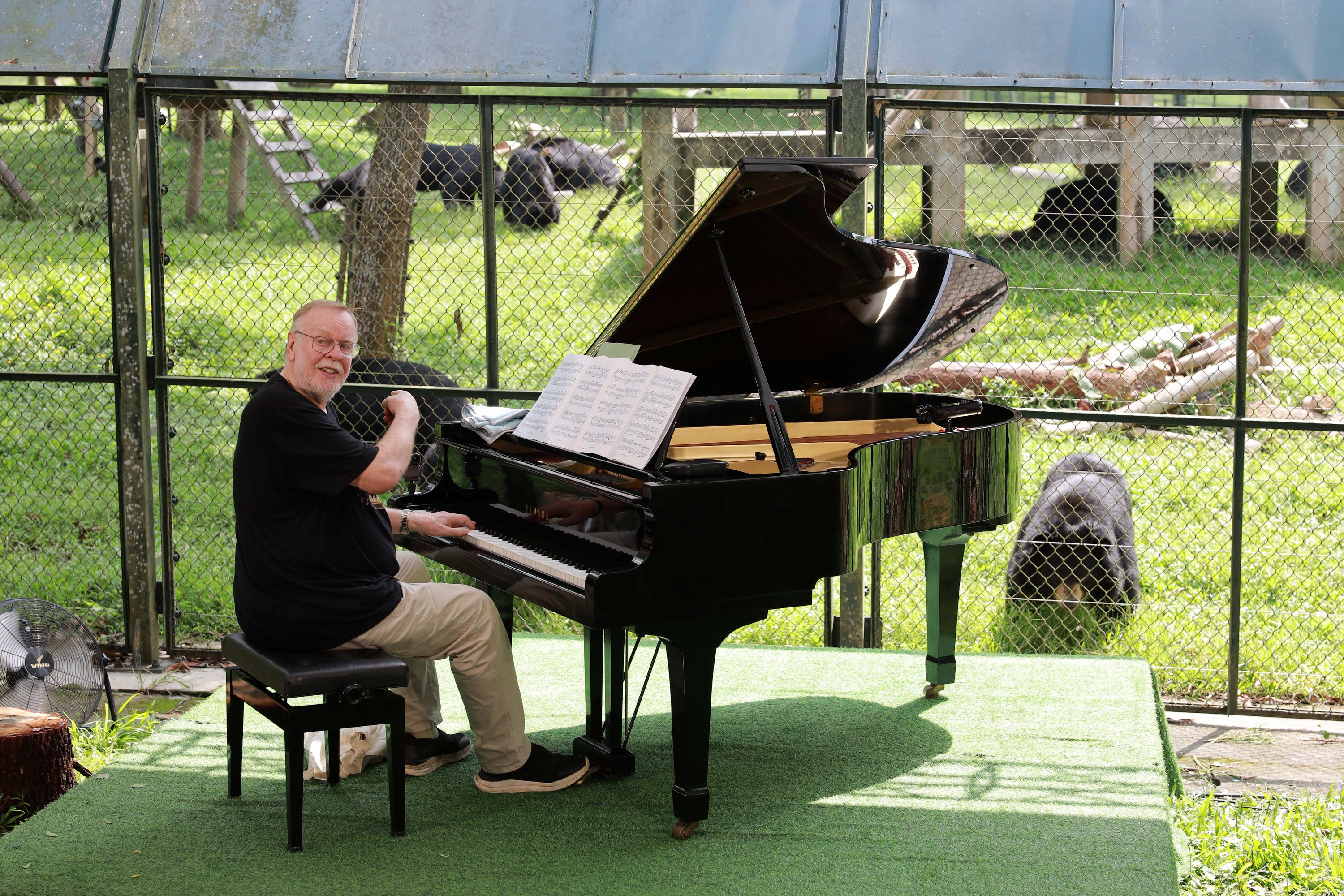 Hace poco, Wakeman ofreció un concierto para 150 osos rescatados en Vietnam