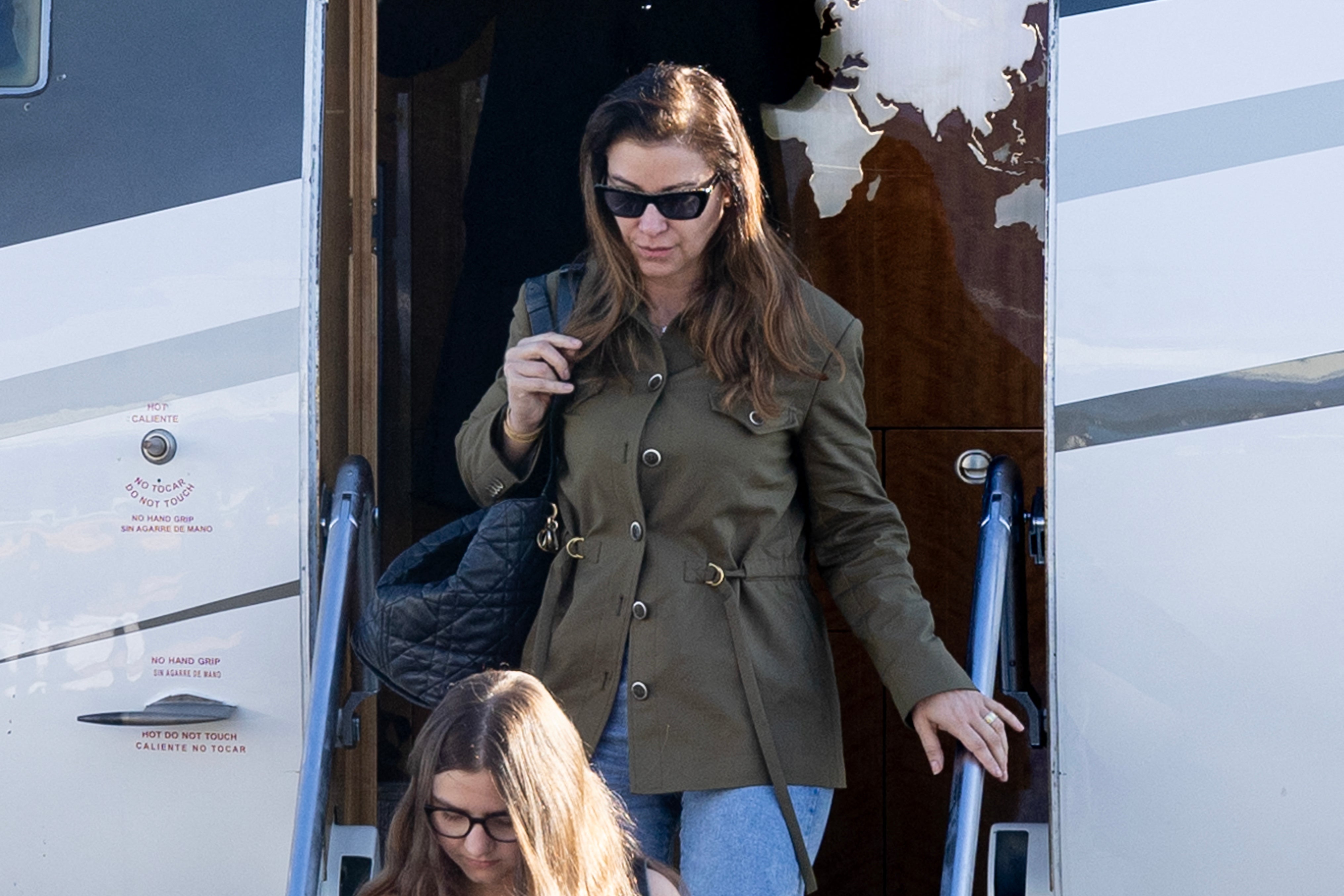 Fernanda Bolsonaro, la esposa de Flavio Bolsonaro, baja de un avión