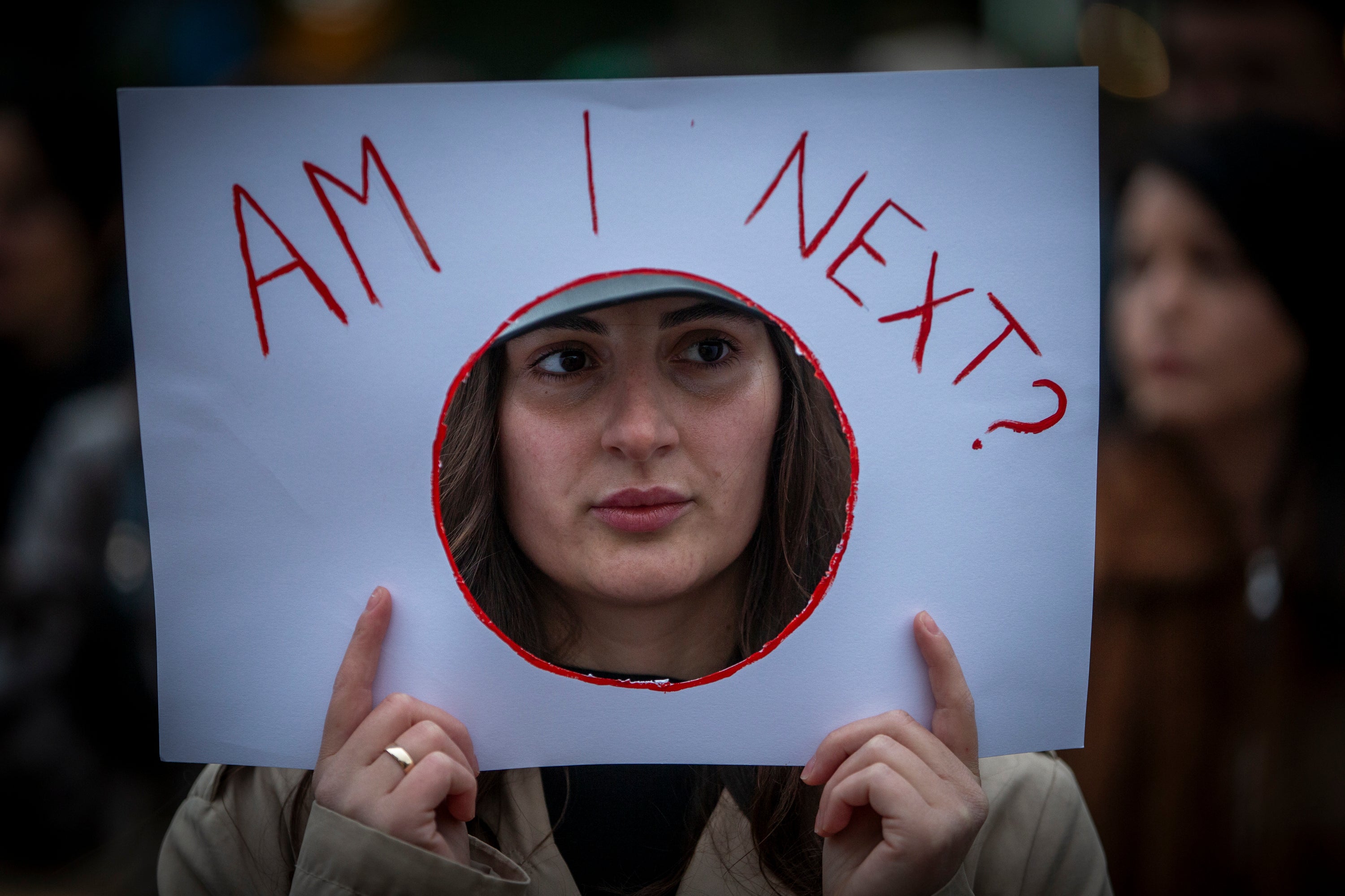 Miles protestan en Kosovo por muerte de 8 mujeres este año por violencia doméstica