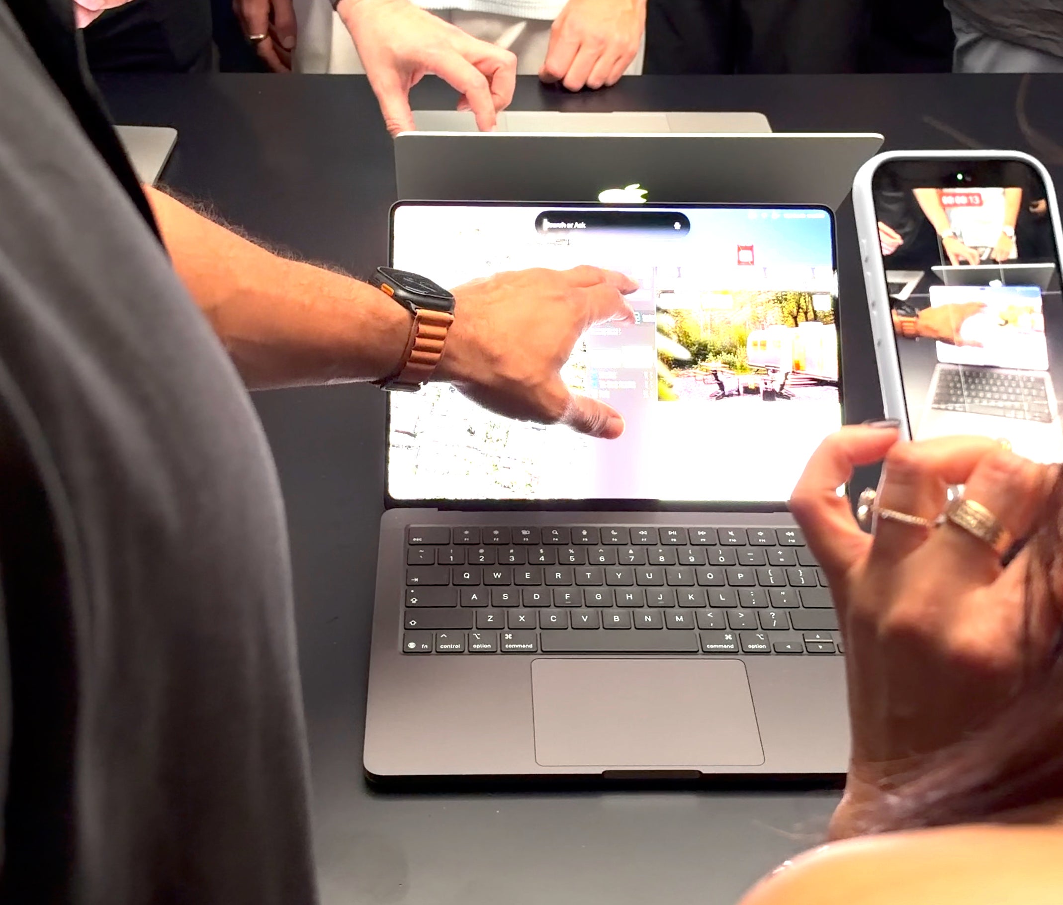 Probando la pantalla táctil de la nueva MacBook Pro en el acto de presentación