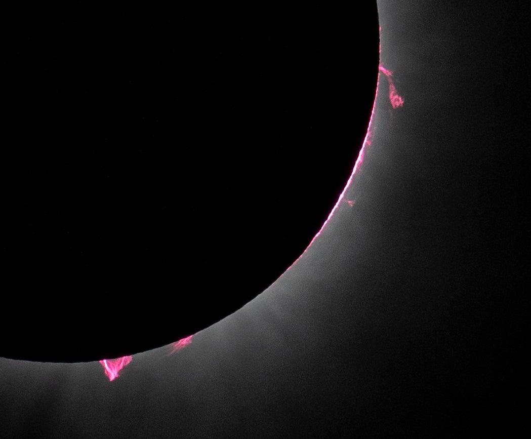 Las protuberancias solares se hacen visibles durante un eclipse solar total