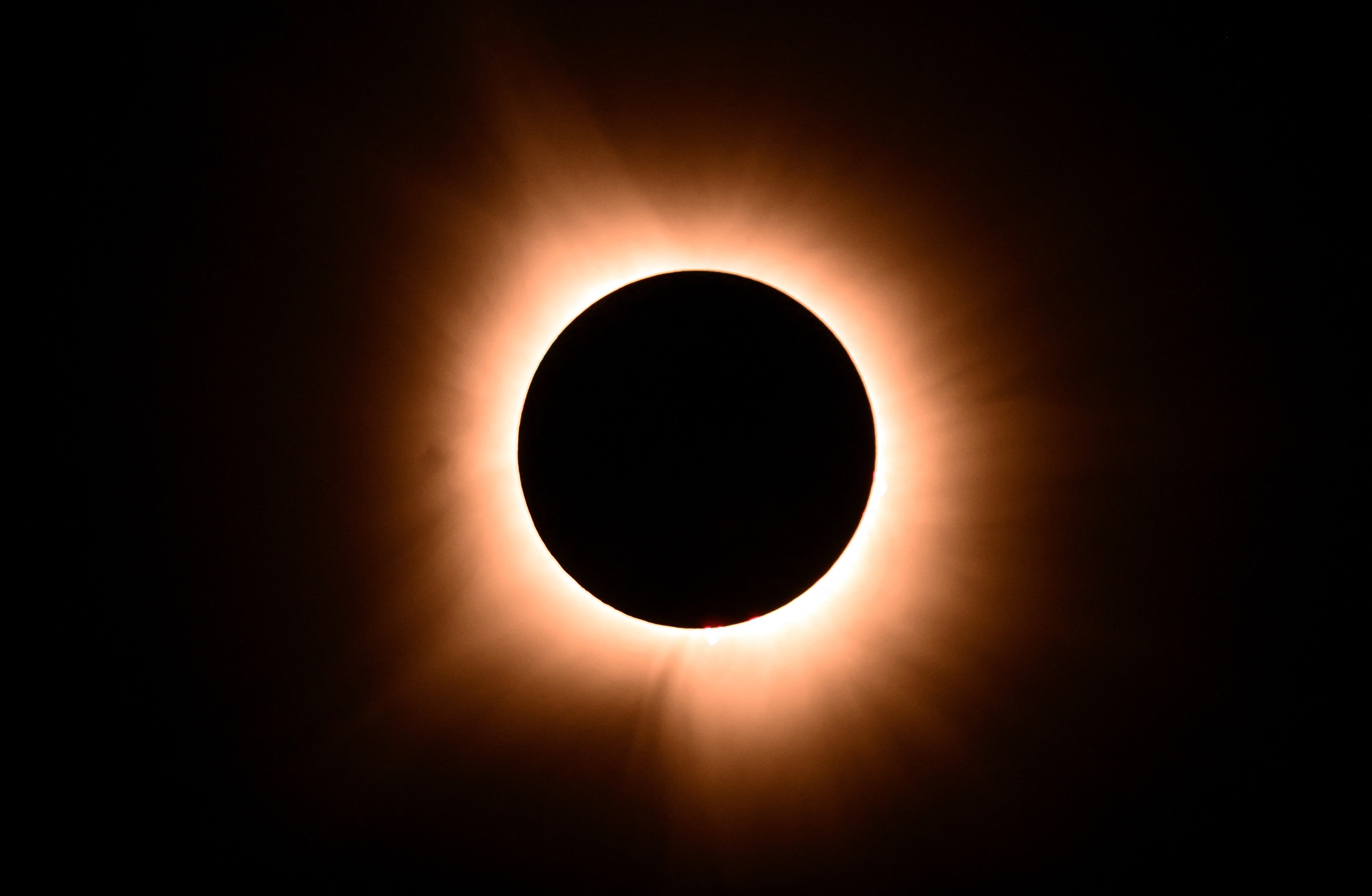 La Luna oculta por completo el Sol durante un eclipse solar total visible en América del Norte