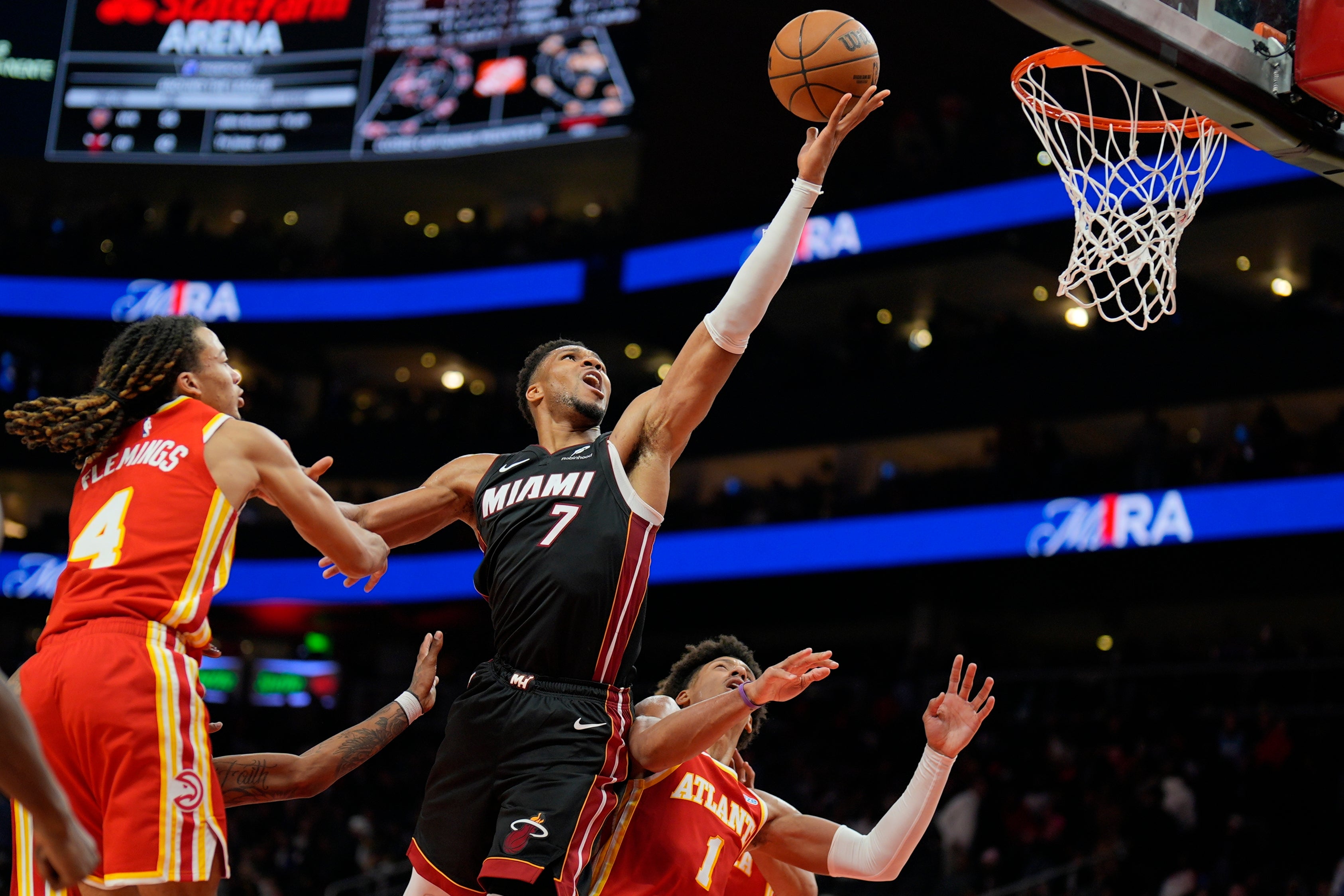 Giannis Antetokounmpo lidera la primera victoria del Heat, 129-117 sobre los Hawks