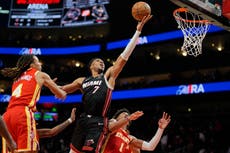 Giannis Antetokounmpo lidera la primera victoria del Heat, 129-117 sobre los Hawks