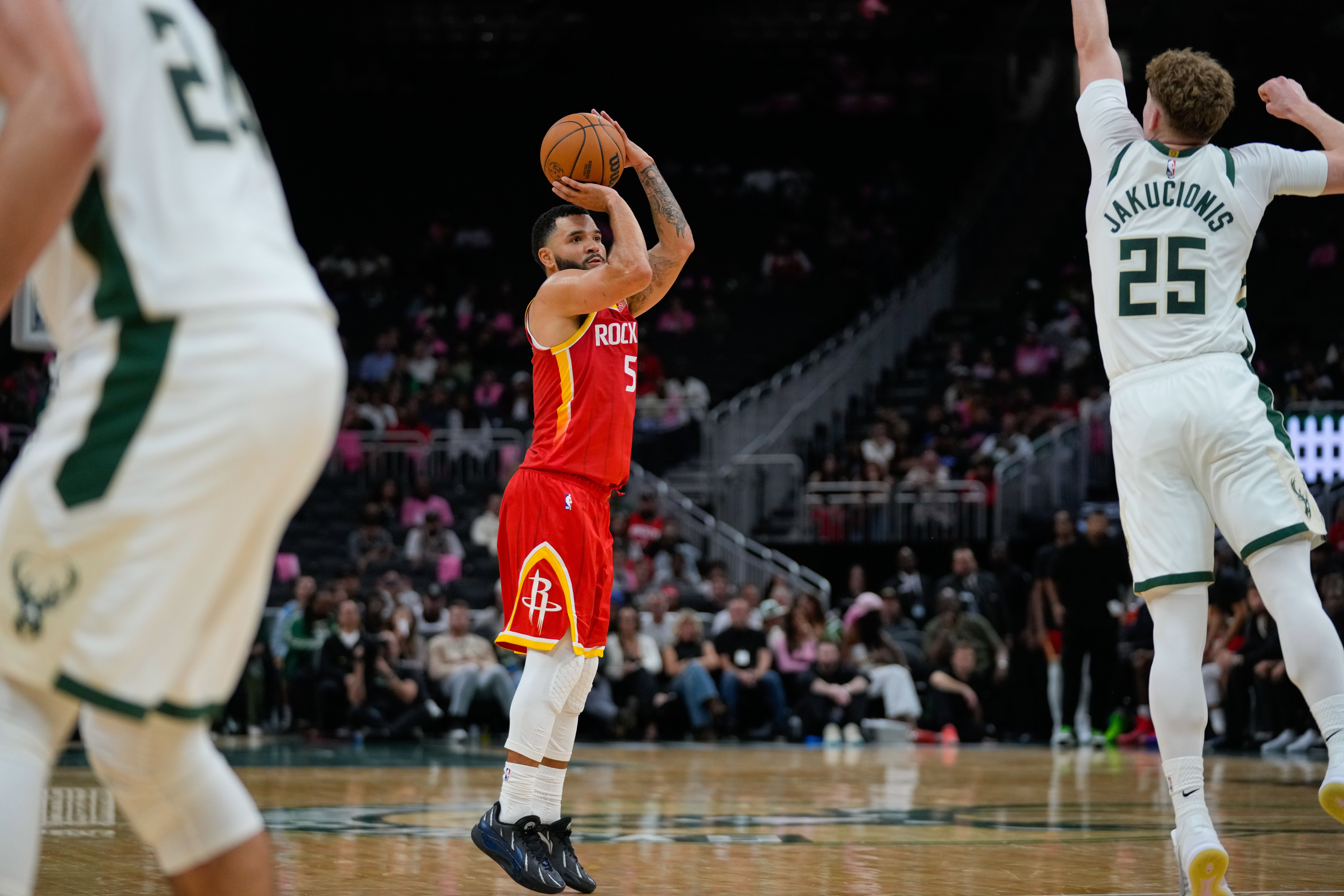 VanVleet y Amen Thompson llevan a Rockets invictos a paliza de 132-100 sobre Bucks