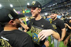Misiorowski supera el calor y un calambre para dar a Milwaukee su primer título de Serie Mundial