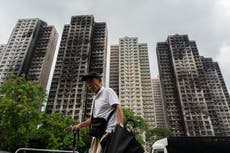 Dimite la ministra de Vivienda de Hong Kong tras pesquisa por incendio en bloques de apartamentos