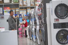 Economía de EEUU crece a ritmo sólido gracias a fuerte gasto de consumidores e inversión en IA