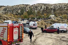 Dos muertos al derrumbarse formación rocosa en Turquía