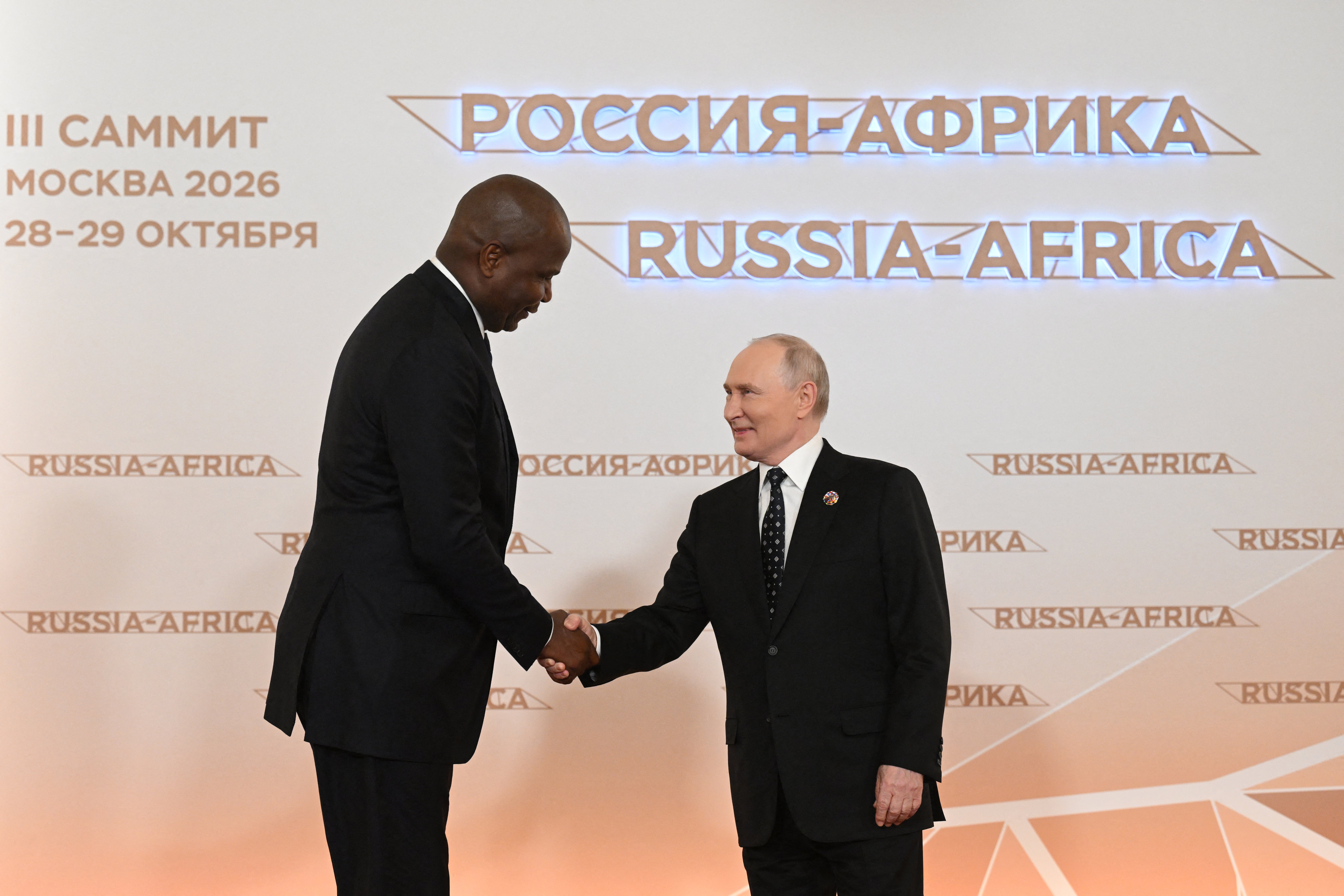 Putin quedó empequeñecido al reunirse con el presidente más alto del mundo