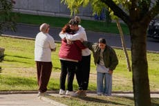 Familias mantienen la esperanza de hallar a desaparecidos tras mortal choque de trenes en España