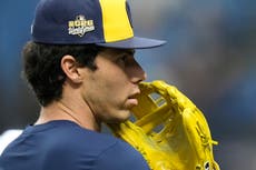 Yelich rinde homenaje a Uecker tras guiar por fin a Brewers a su 1er título de Serie Mundial