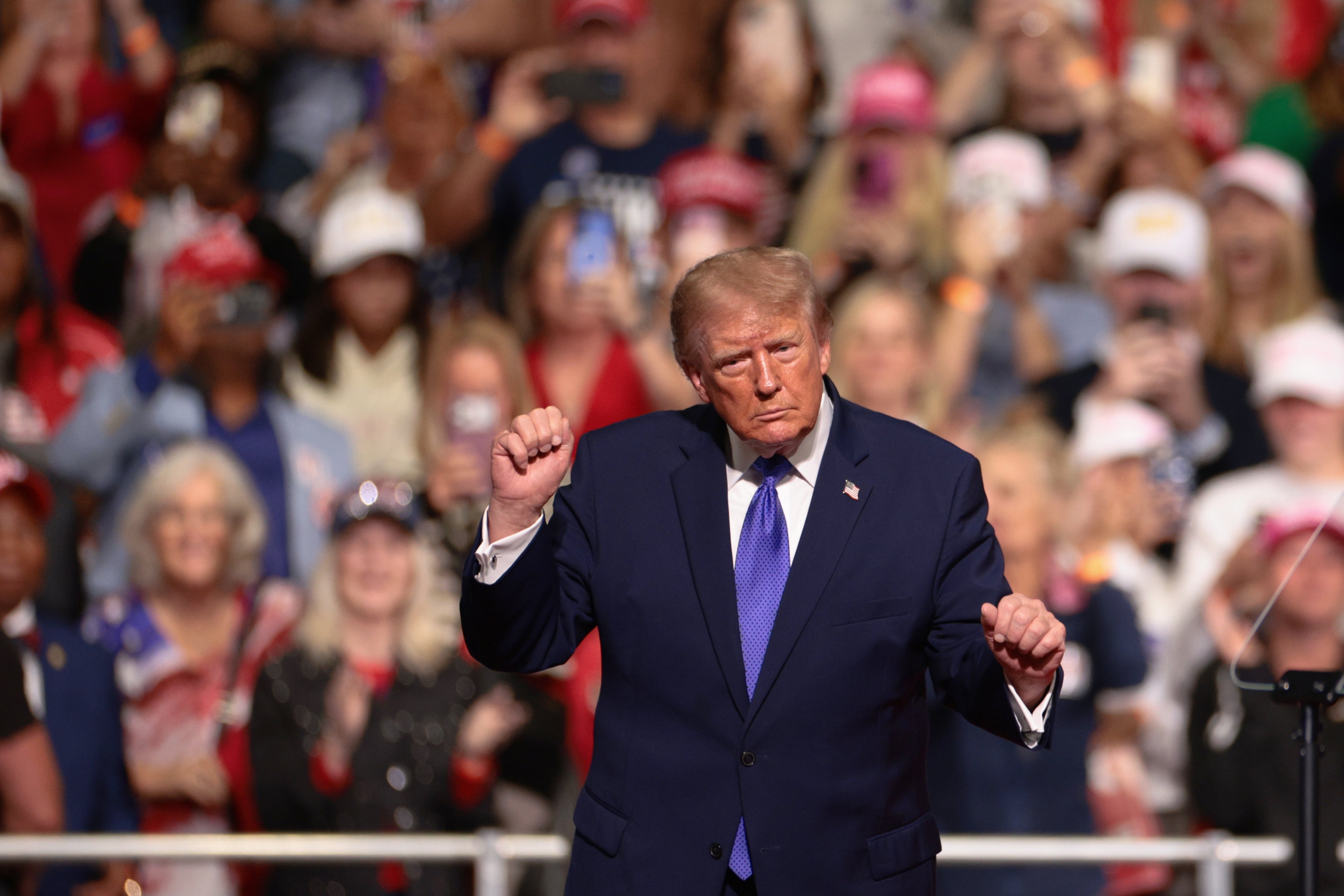 Donald Trump baila durante un mitin de campaña en el Rock Hill Sports and Event Center