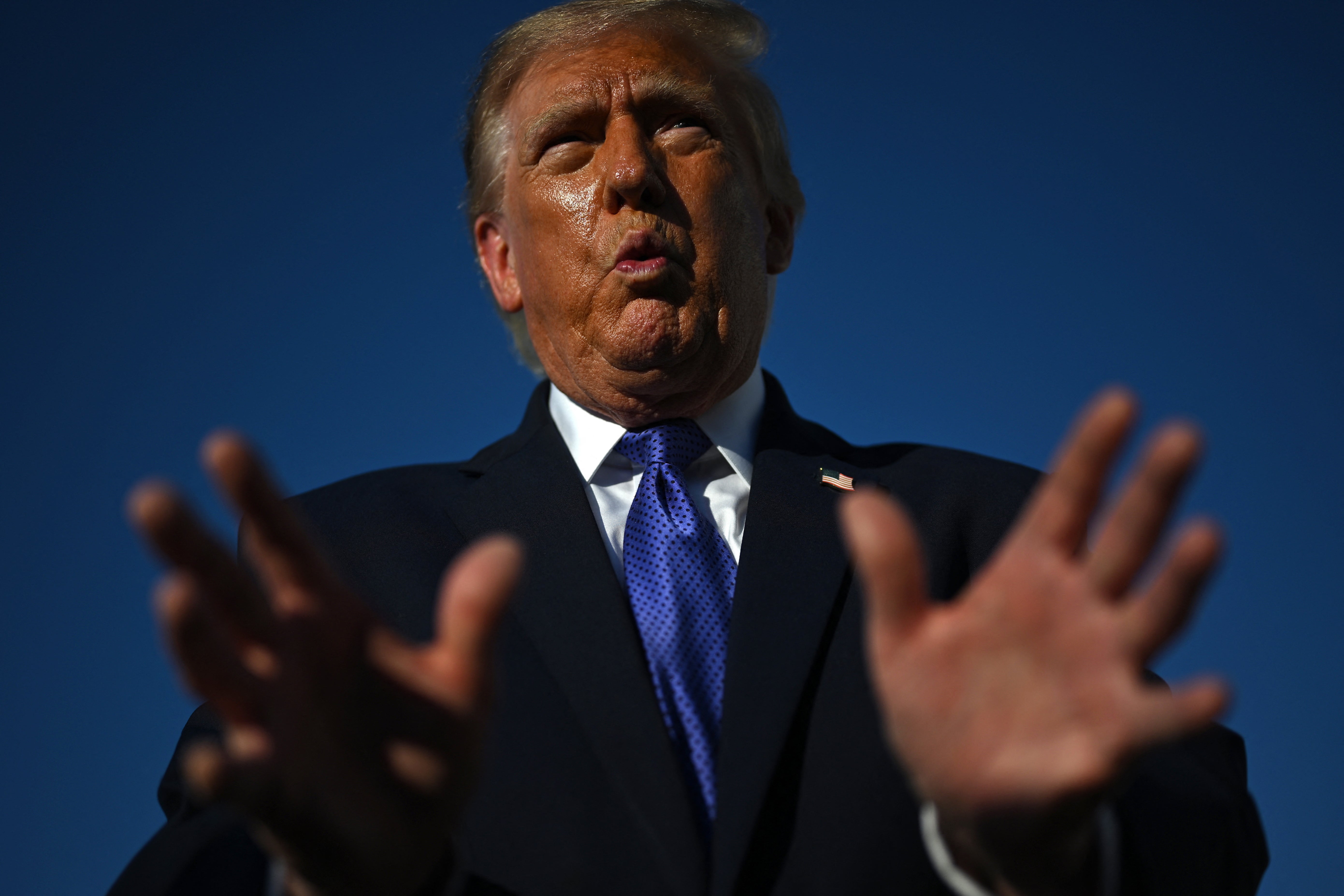 Según una encuesta, aproximadamente el 76 % de los votantes estadounidenses desaprueba la forma en que Trump ha gestionado los precios de la gasolina