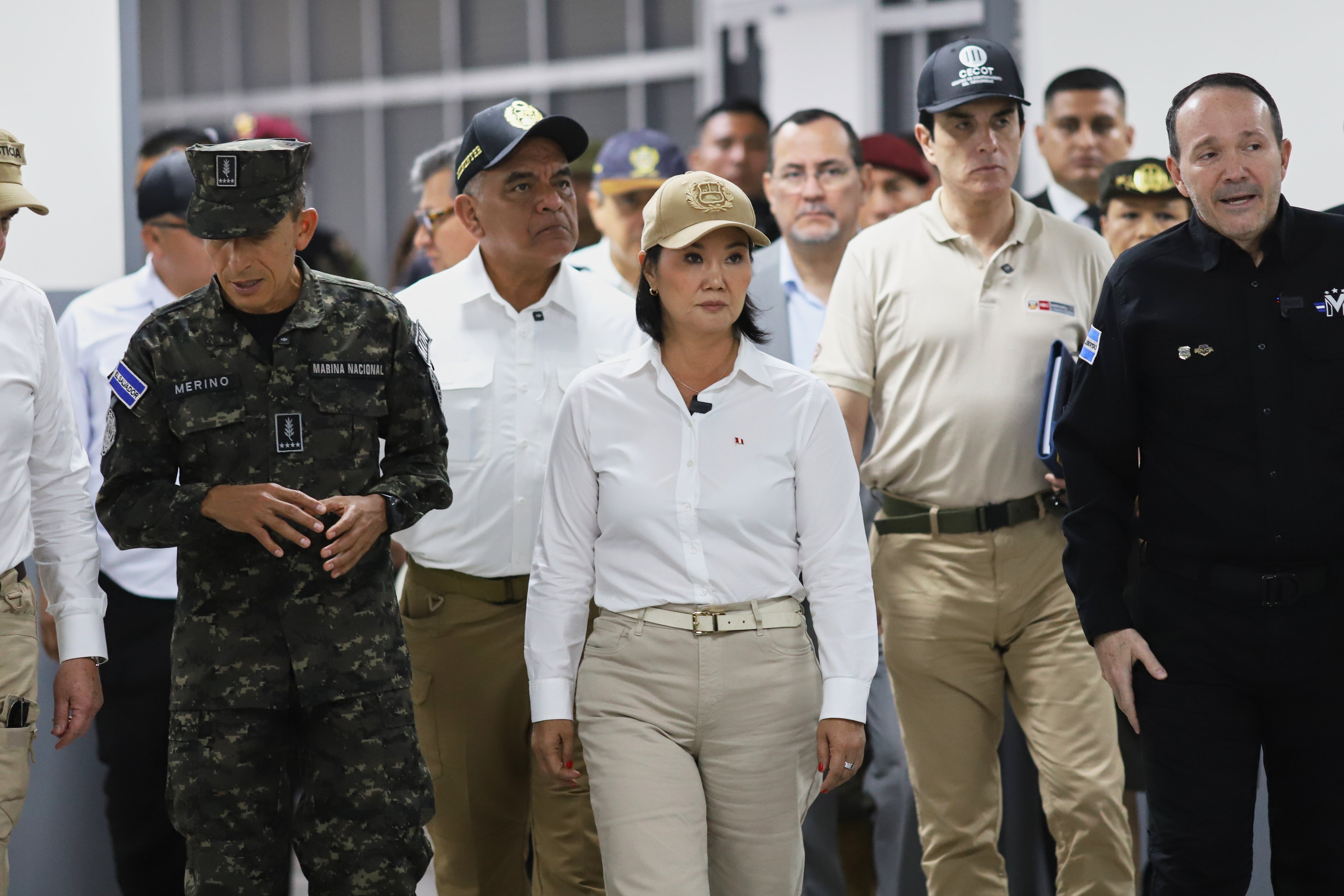 Presidenta peruana visita megacárcel de El Salvador donde están recluidos pandilleros