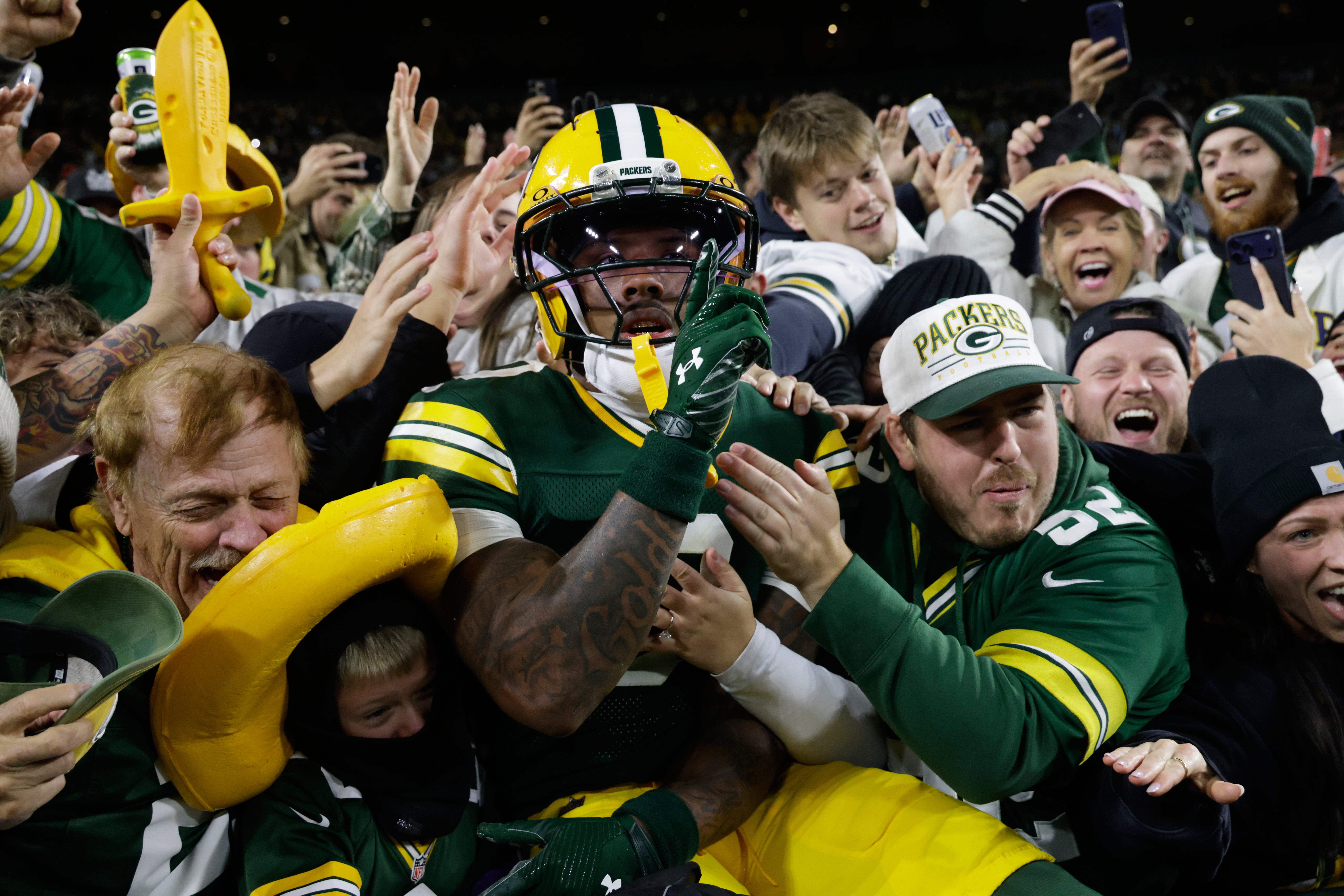 Love lanza 3 pases de TD y los Packers vencen 27-19 a los Panthers