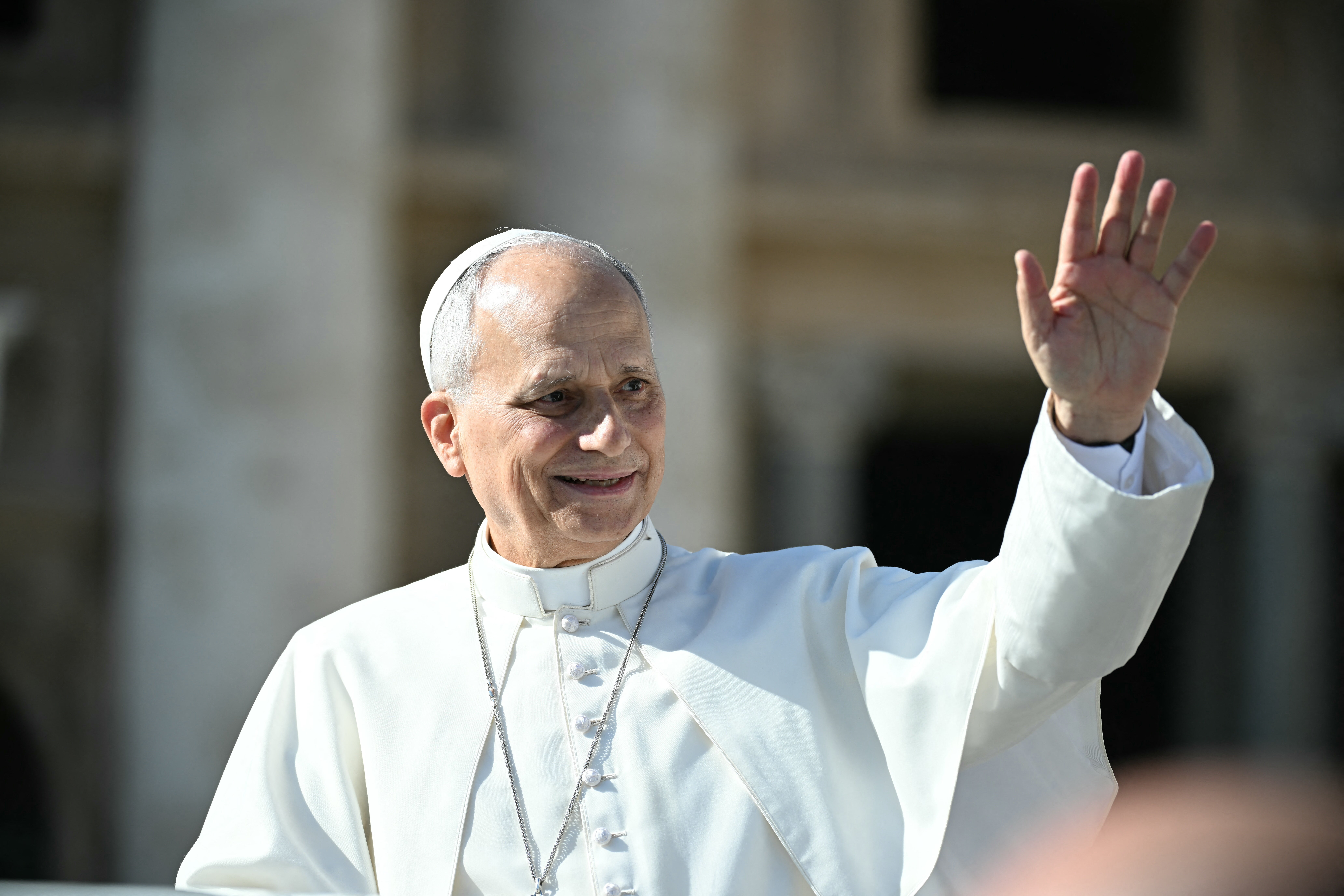 El papa León XIV hace historia al emitir su voto por correo en EE. UU.