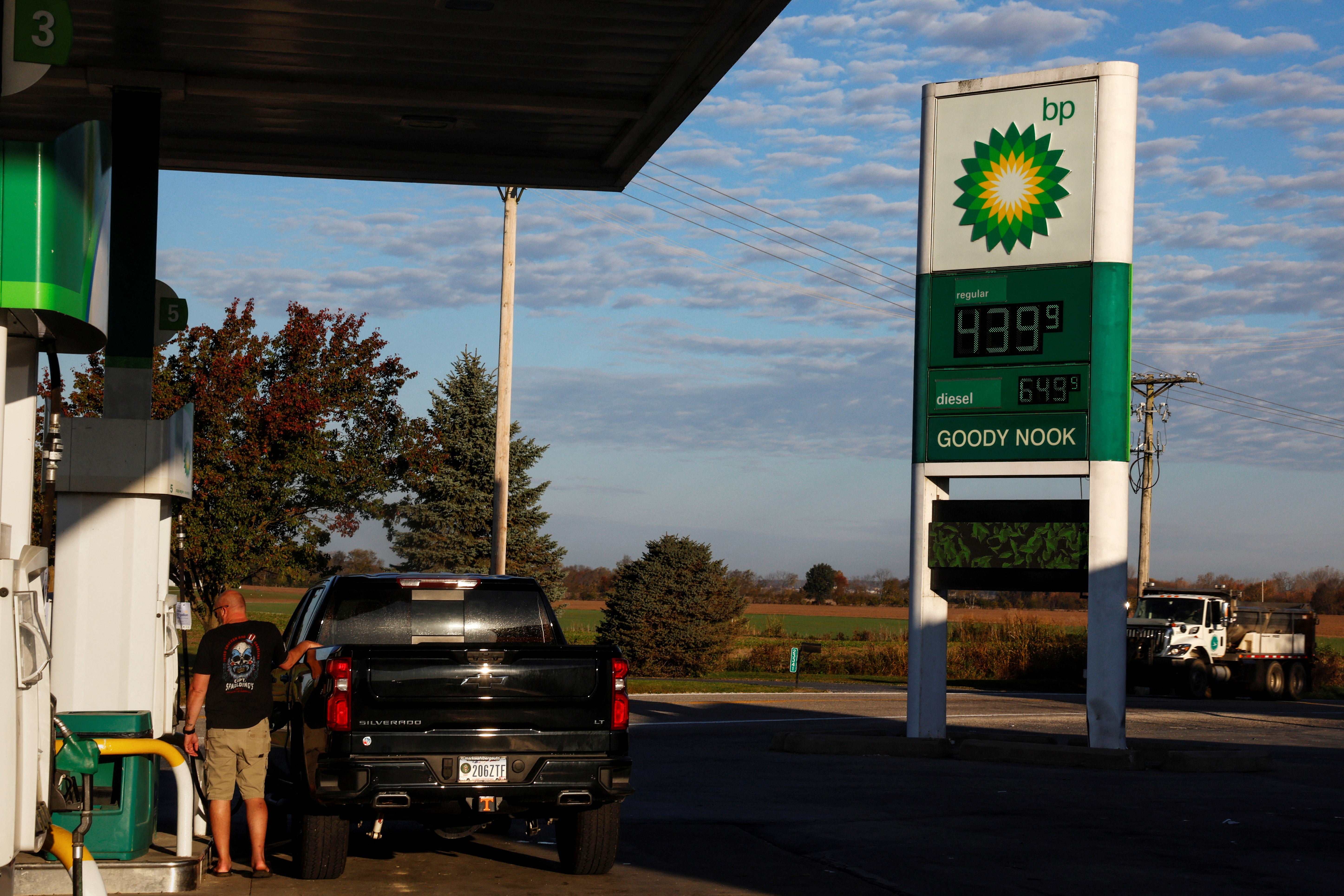 Mientras la gasolina se encarece en EE. UU., las grandes petroleras se benefician