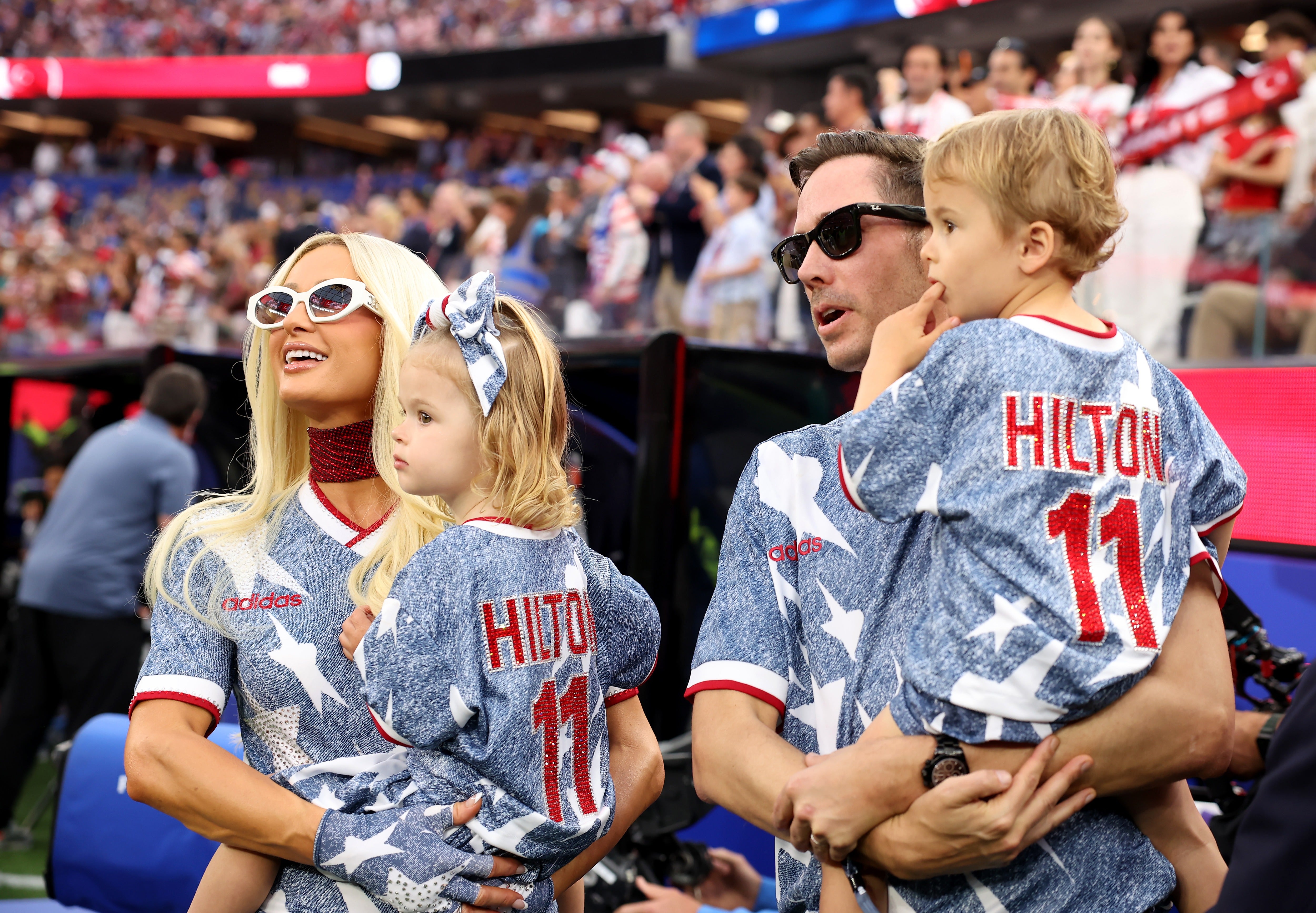 Paris Hilton defendió el retrato familiar inspirado en ‘La bella y la bestia’ después de que algunos seguidores la acusaran de acaparar el protagonismo